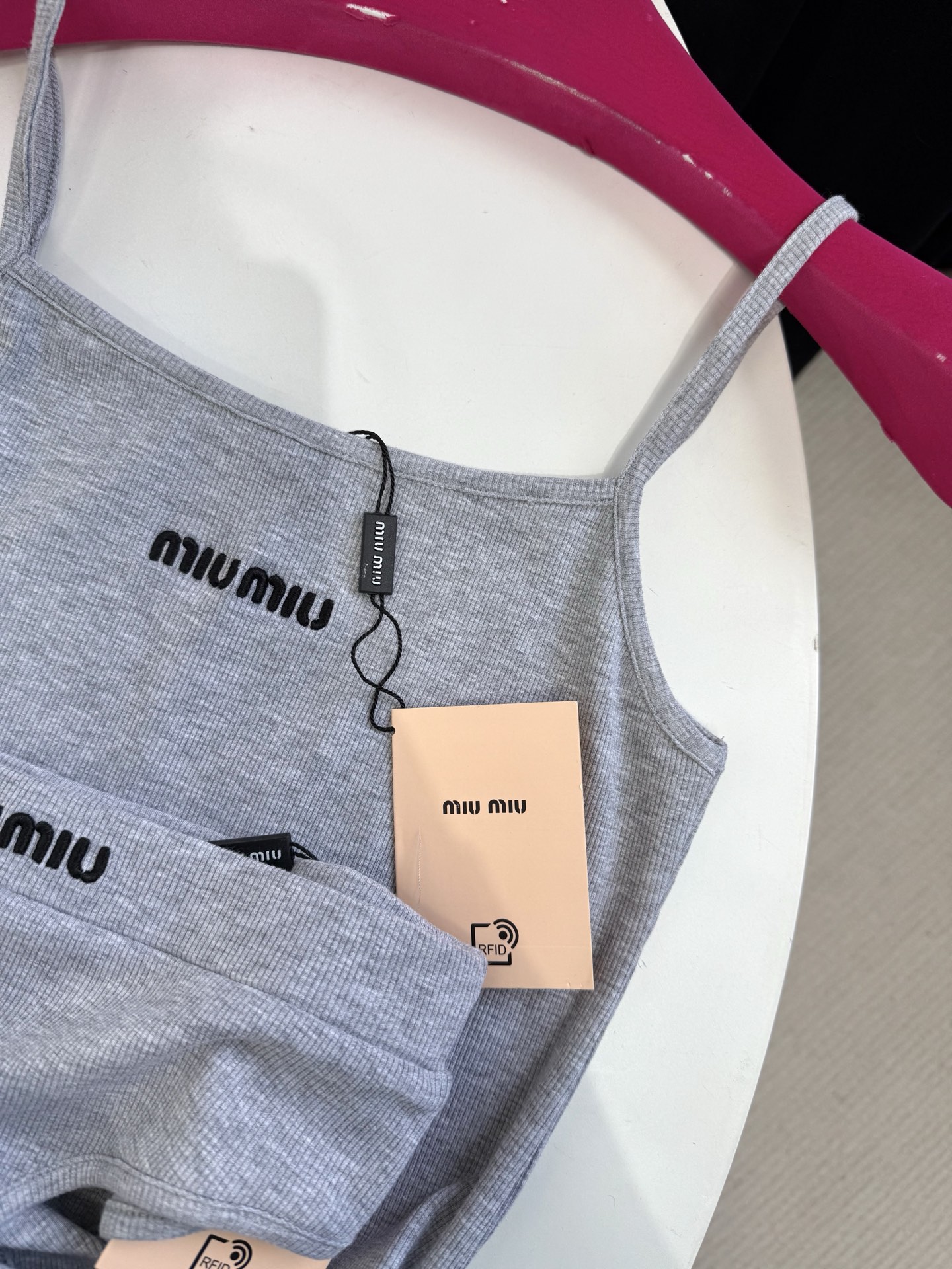 miumi*棉质吊带➕内裤套装(不支持退换)
这款无缝针织套装，版型实穿，是叠搭的不二衣选。融入纱线混色