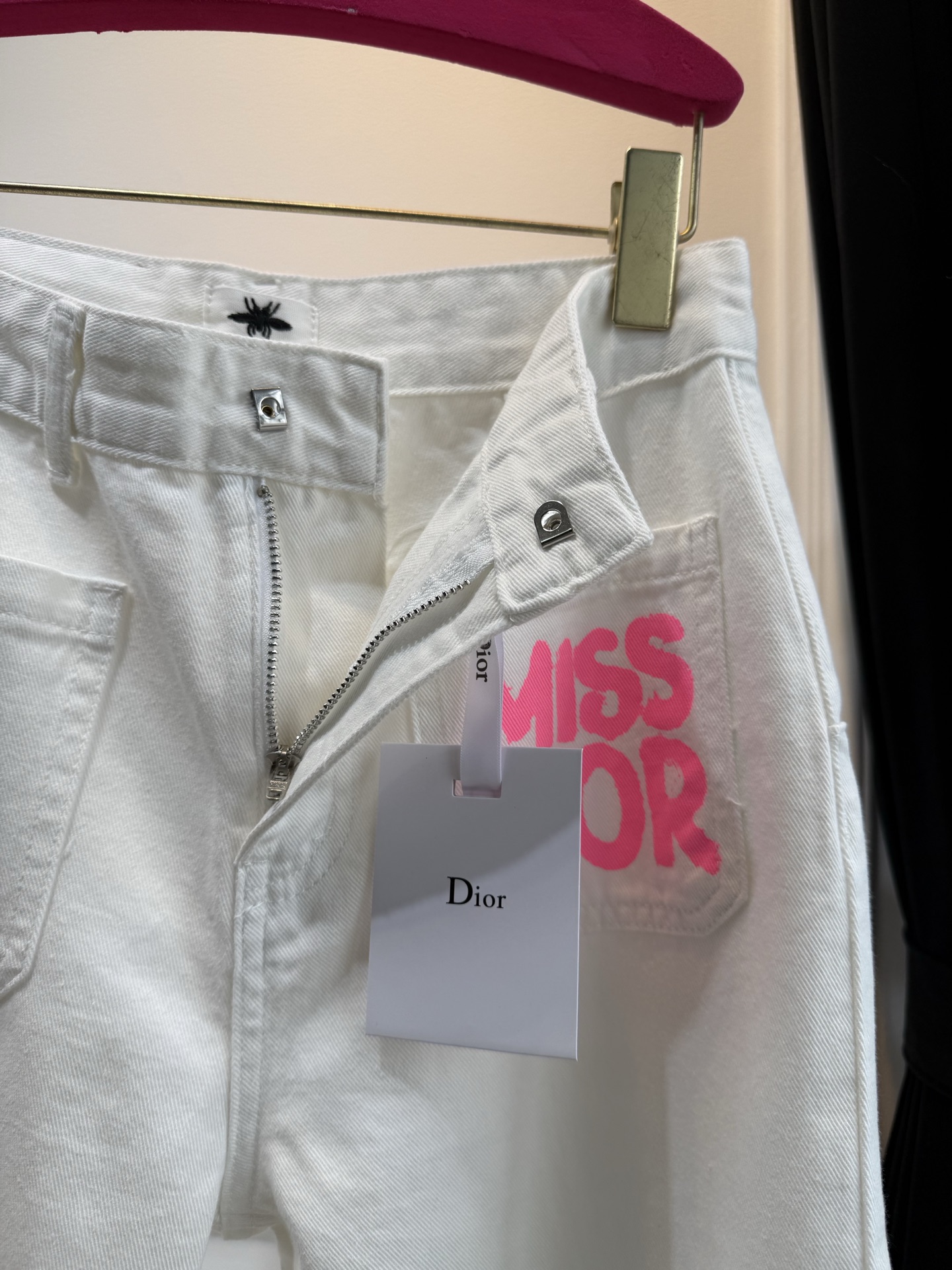 Dio* MISS DIOR印花口袋牛仔裤，干净清新白色牛仔，高腰直筒版型真的太好搭了

采用高品质斜纹