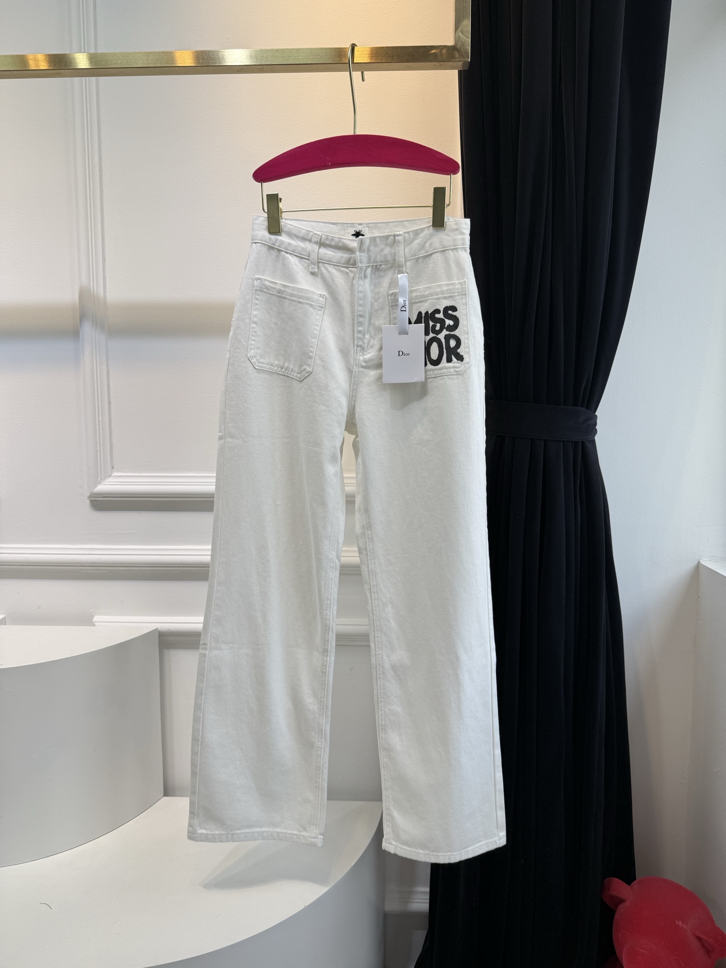 Dio* MISS DIOR印花口袋牛仔裤，干净清新白色牛仔，高腰直筒版型真的太好搭了

采用高品质斜纹