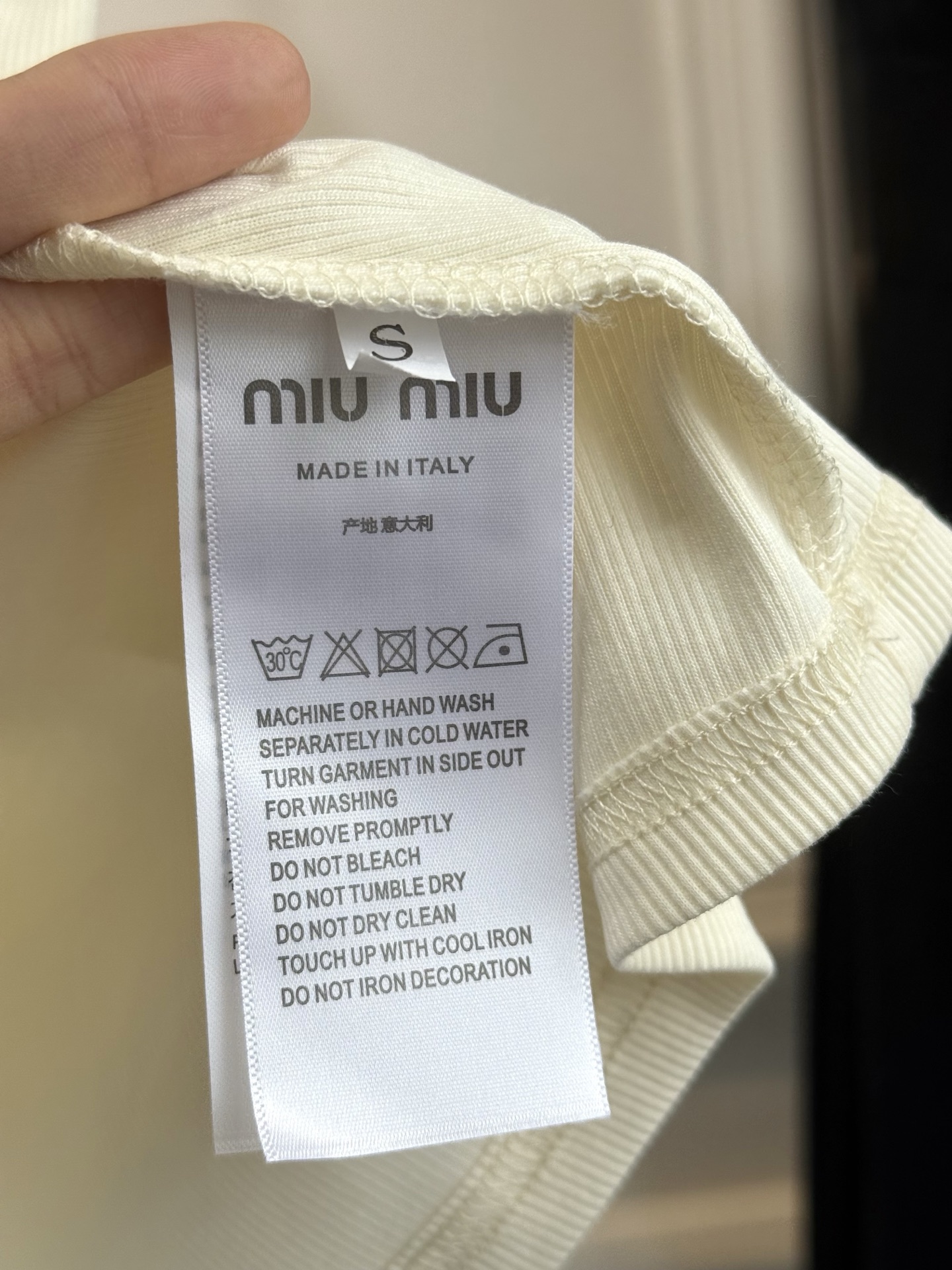 Miu Miu刺绣徽标针织背心
这款线条简约的针织上衣增添了亮丽的色彩与标志性元素。风格百搭，适合搭配各