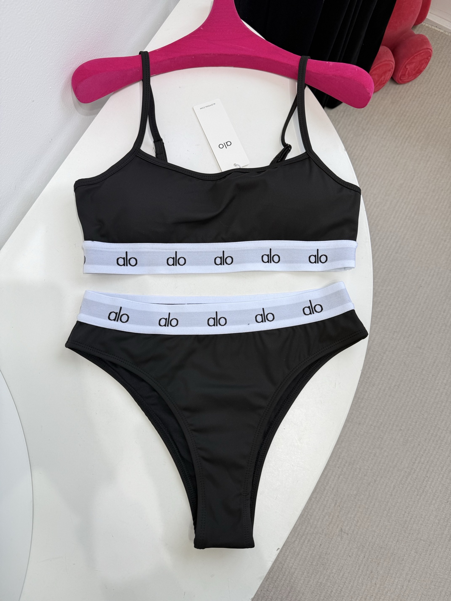 alo美式字母织带内衣👙泳衣套装(不支持退换)
布料是可以下水的，🉑内搭🉑泳衣👙
经典字母织带单穿可太白