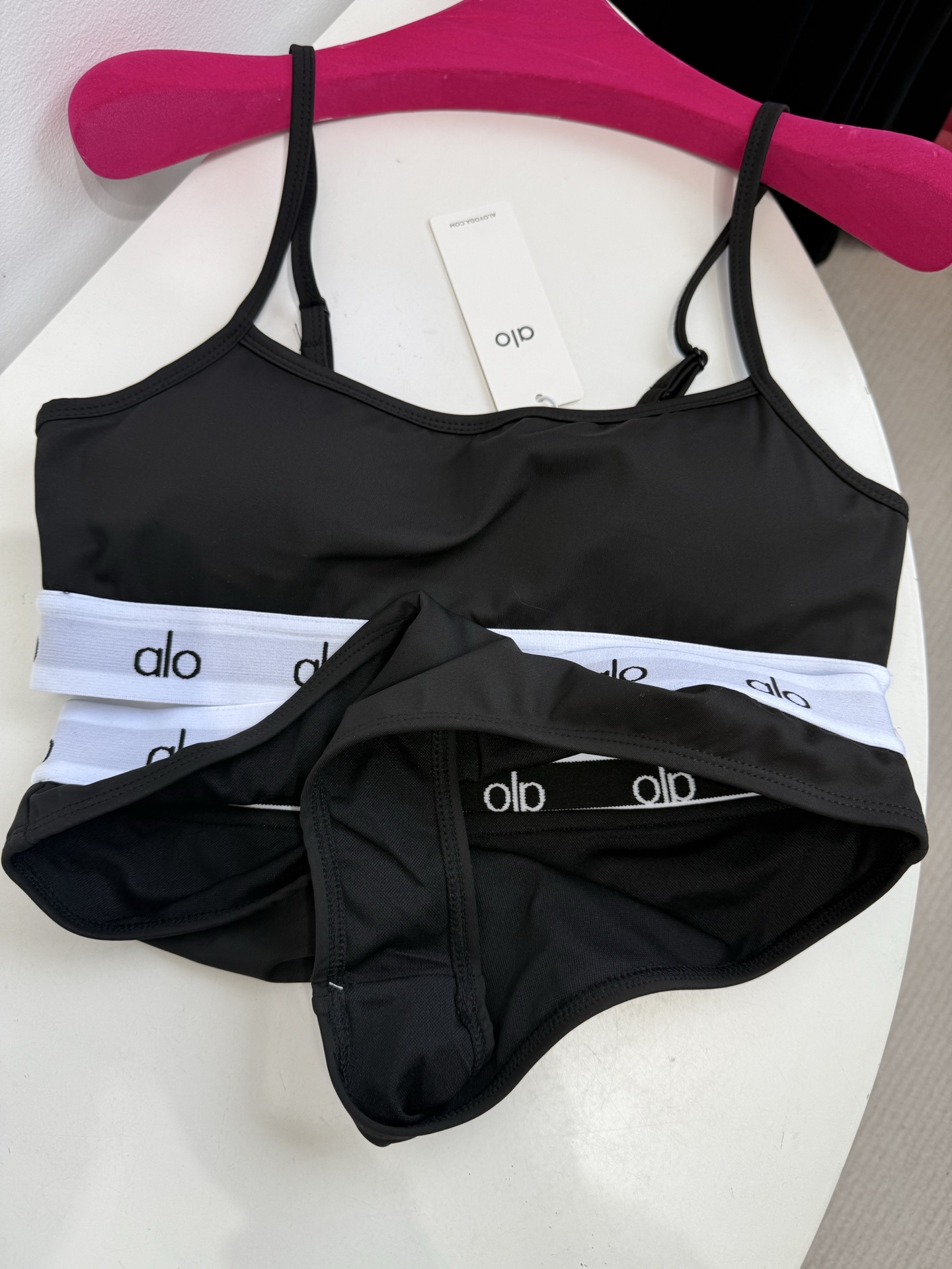 alo美式字母织带内衣👙泳衣套装(不支持退换)
布料是可以下水的，🉑内搭🉑泳衣👙
经典字母织带单穿可太白