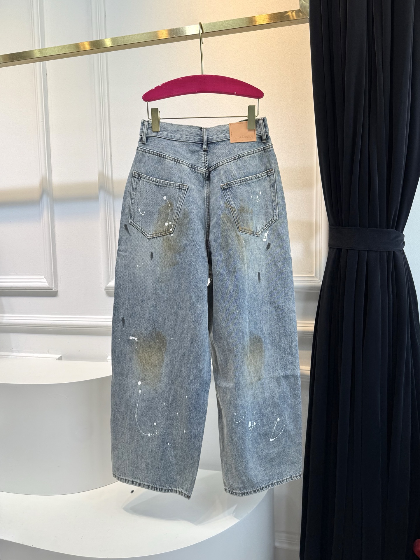 ACNE Studios 25ss 泼墨泥染宽松高腰裤
手工涂鸦做脏的阔脚牛仔裤！
1981M 这条牛仔