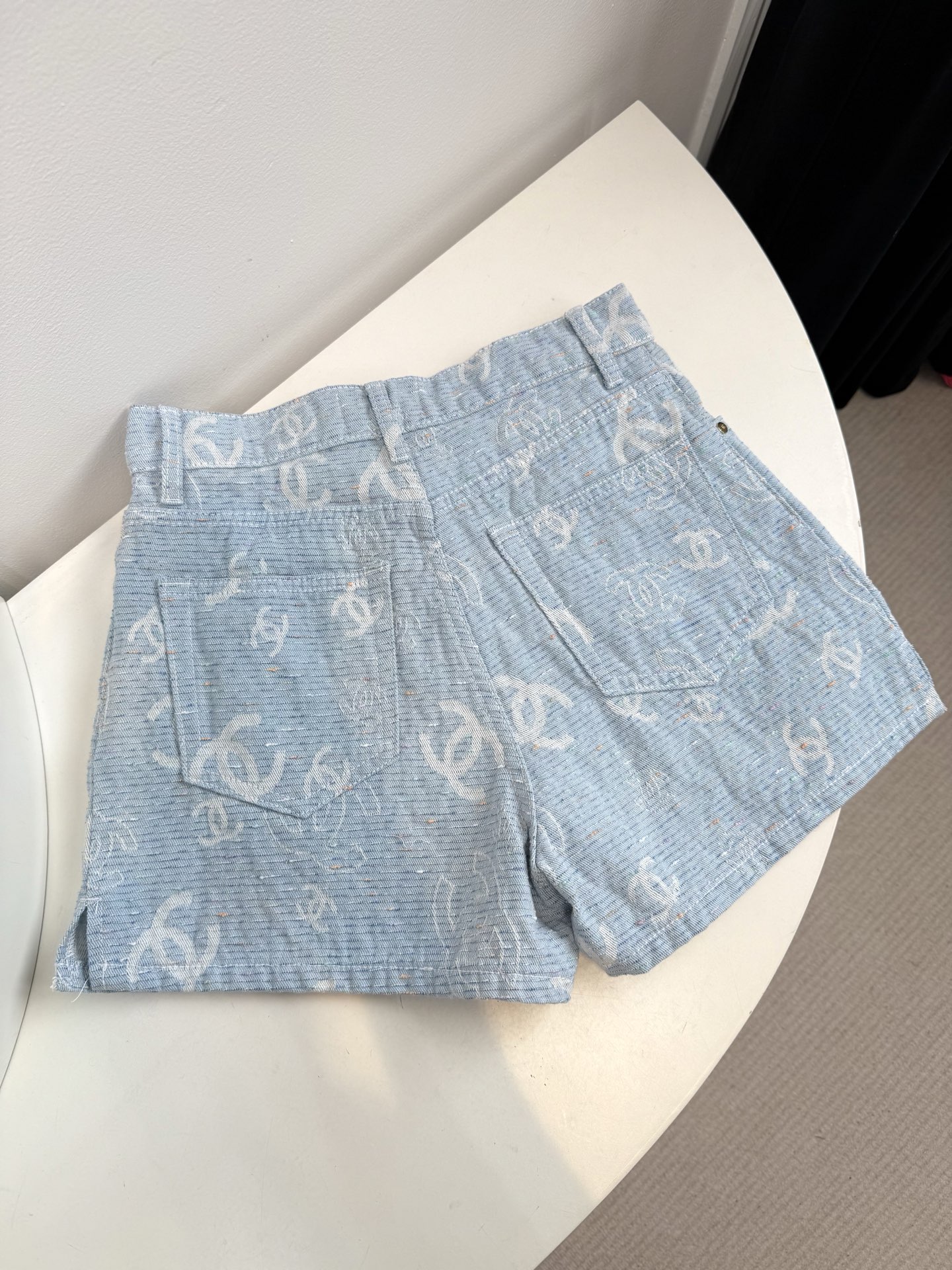 chan*双C提花牛仔短裤，中高腰修身版型，妈生大长腿巨显瘦的裤型！定制进口高弹洗水牛仔面料质感绝绝子！
