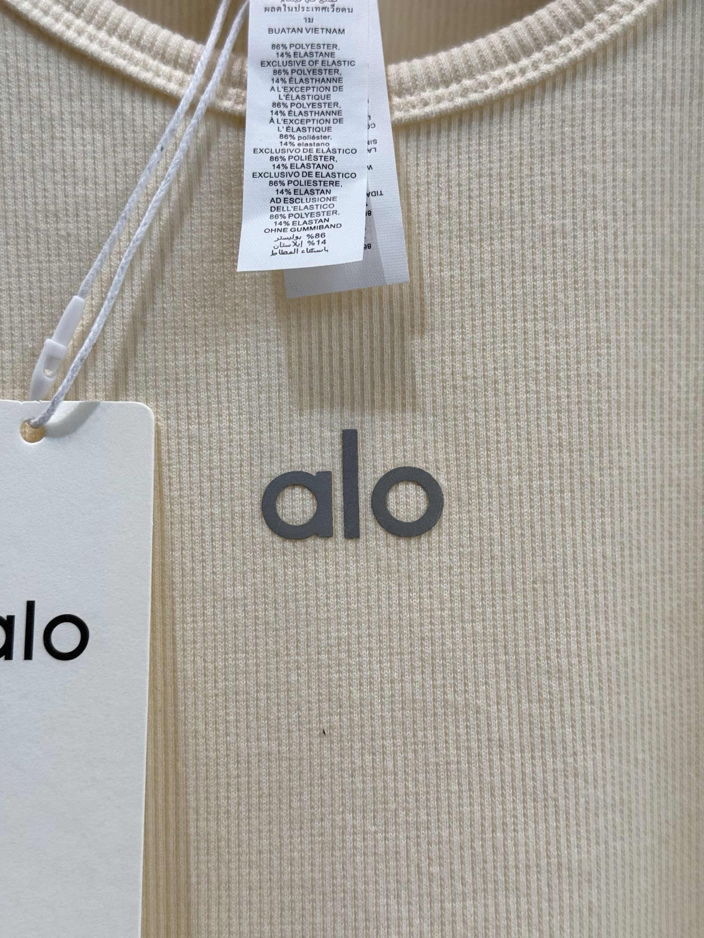 alo新款背心 圆领包裹颈部，在视觉上拉长颈部线条，展现出优雅的天鹅颈效果，罗纹结构使得面料更加紧密，具
