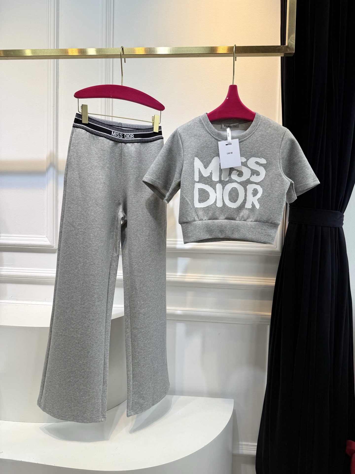 Dio*Miss 标识印花太空棉运动少女风套装！定位字母织带拼接！短款卫衣搭配直筒休闲裤一套上休闲帅气减