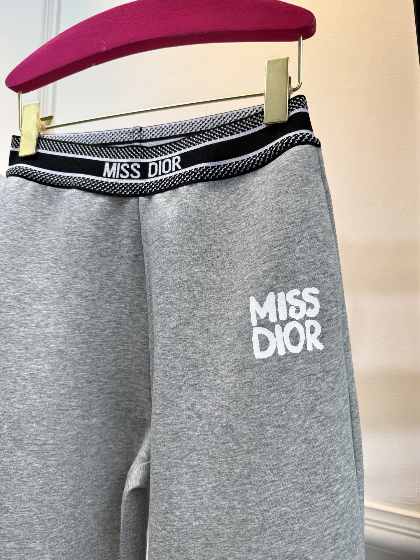 Dio*Miss 标识印花太空棉运动少女风套装！定位字母织带拼接！短款卫衣搭配直筒休闲裤一套上休闲帅气减