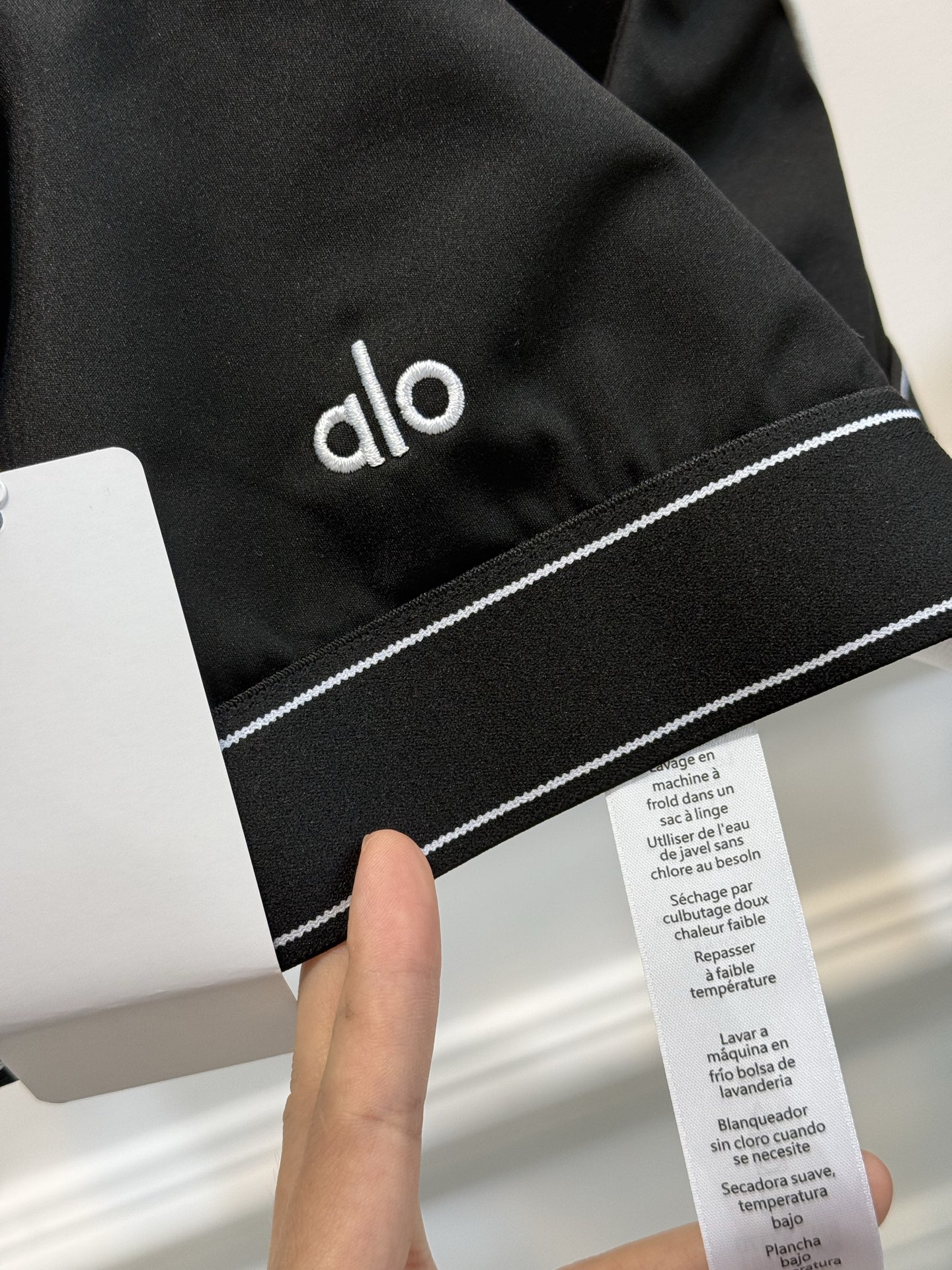 alo背心➕紧身裤 瑜伽套装
圆润丝滑质感，轻微的光泽感体感舒适轻盈时尚，触感清爽。非常适合跑步，动感单