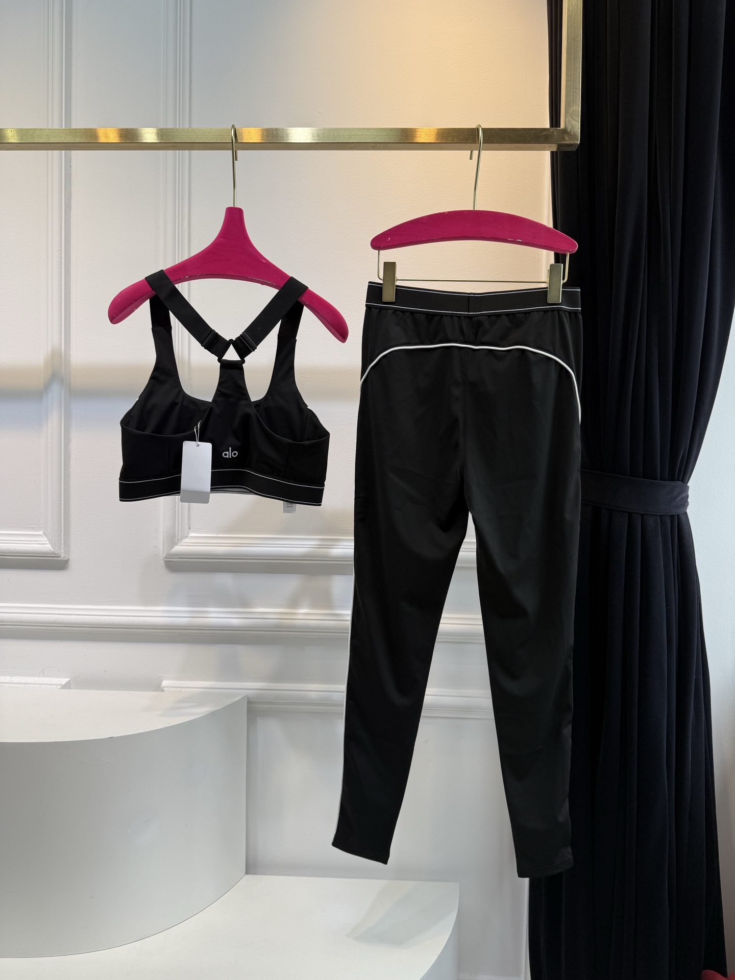 alo背心➕紧身裤 瑜伽套装
圆润丝滑质感，轻微的光泽感体感舒适轻盈时尚，触感清爽。非常适合跑步，动感单