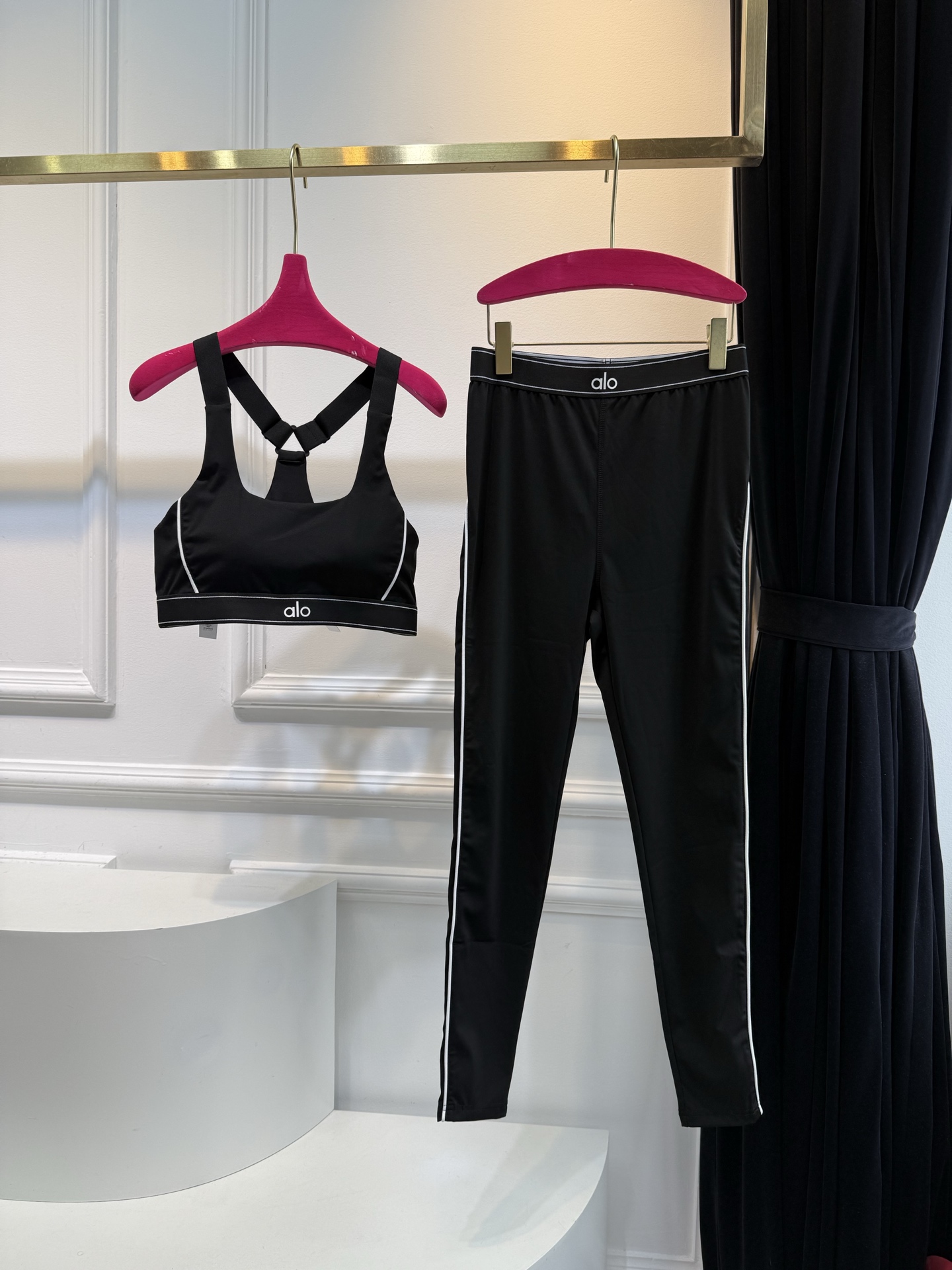 alo背心➕紧身裤 瑜伽套装
圆润丝滑质感，轻微的光泽感体感舒适轻盈时尚，触感清爽。非常适合跑步，动感单