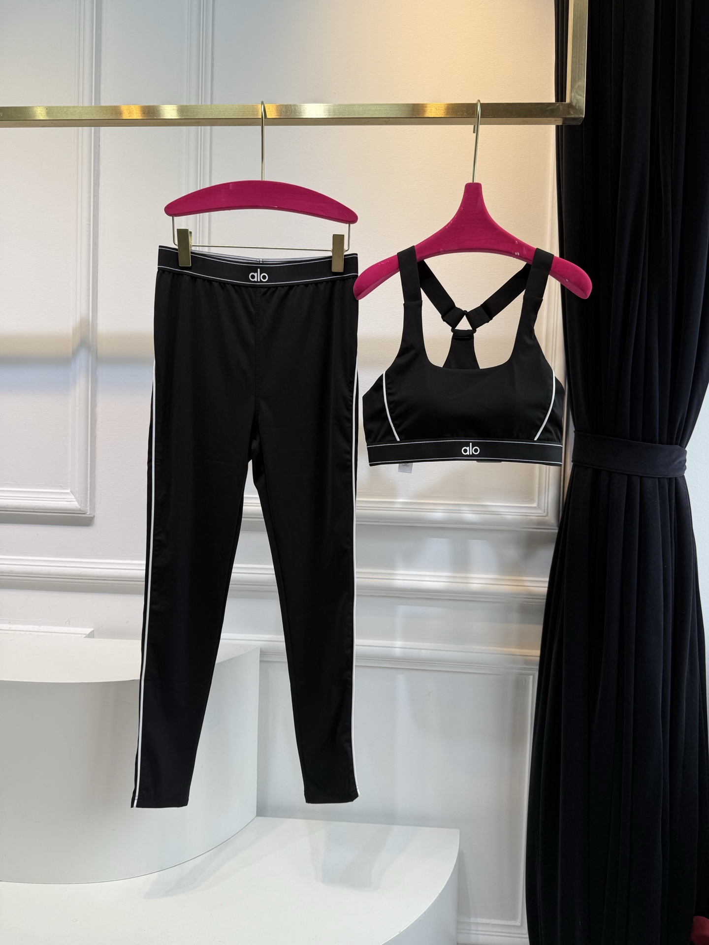 alo背心➕紧身裤 瑜伽套装
圆润丝滑质感，轻微的光泽感体感舒适轻盈时尚，触感清爽。非常适合跑步，动感单