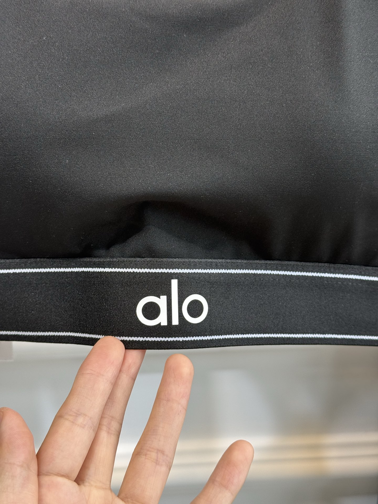 alo背心➕紧身裤 瑜伽套装
圆润丝滑质感，轻微的光泽感体感舒适轻盈时尚，触感清爽。非常适合跑步，动感单