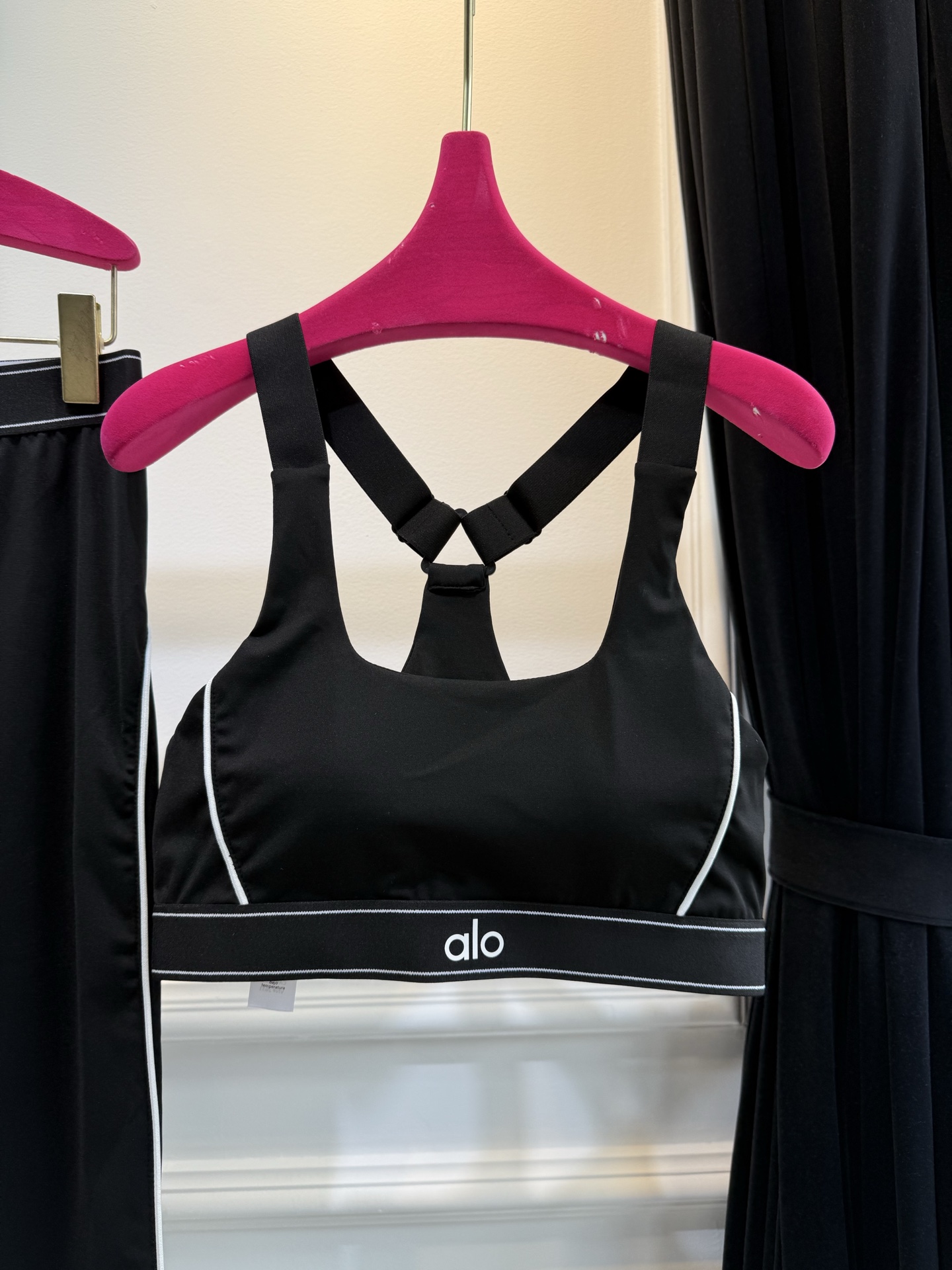 alo背心➕紧身裤 瑜伽套装
圆润丝滑质感，轻微的光泽感体感舒适轻盈时尚，触感清爽。非常适合跑步，动感单