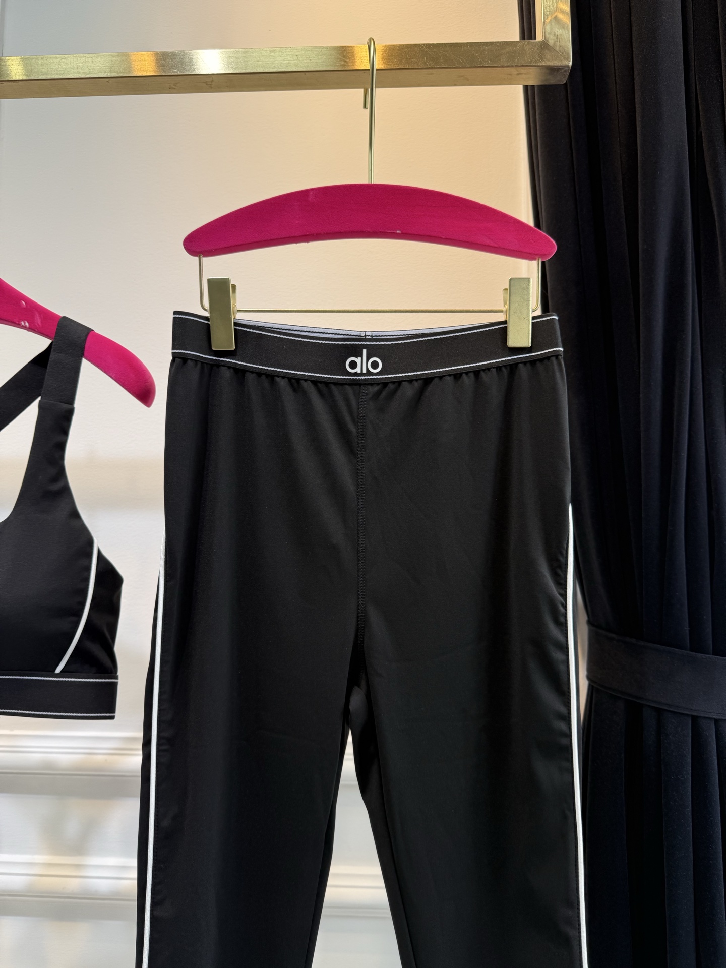 alo背心➕紧身裤 瑜伽套装
圆润丝滑质感，轻微的光泽感体感舒适轻盈时尚，触感清爽。非常适合跑步，动感单