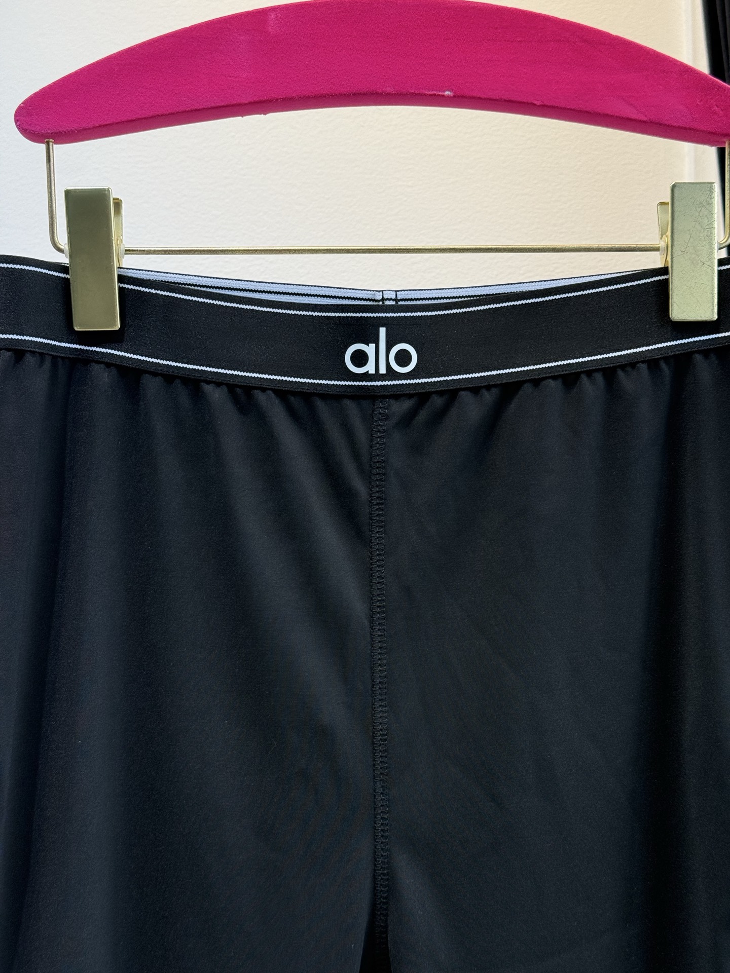 alo背心➕紧身裤 瑜伽套装
圆润丝滑质感，轻微的光泽感体感舒适轻盈时尚，触感清爽。非常适合跑步，动感单