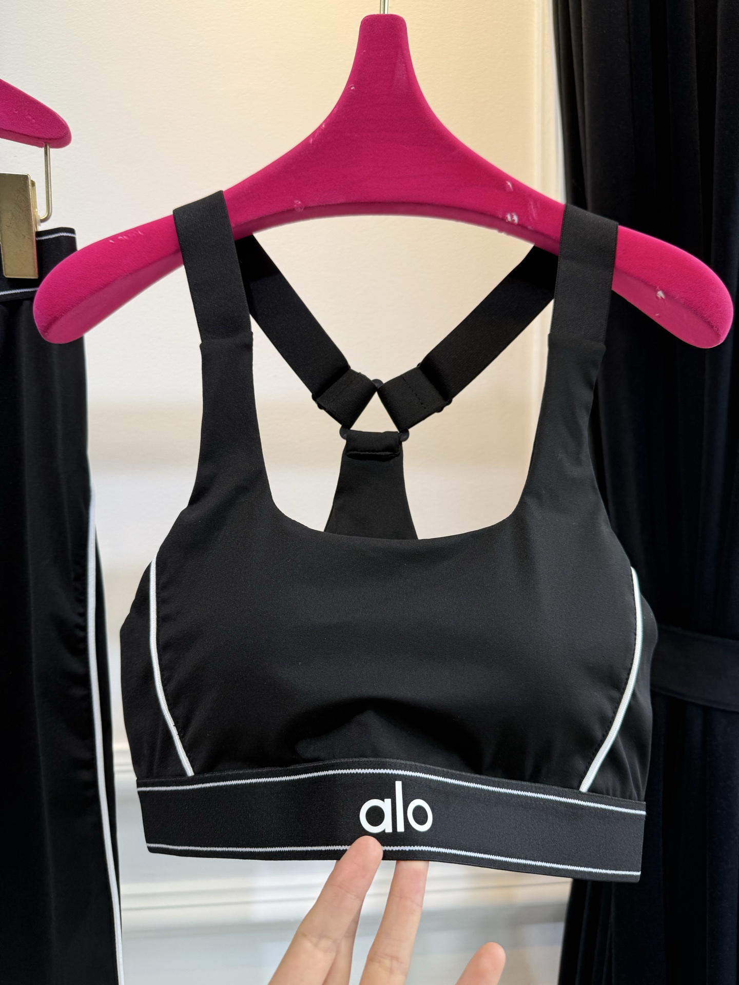 alo背心➕紧身裤 瑜伽套装
圆润丝滑质感，轻微的光泽感体感舒适轻盈时尚，触感清爽。非常适合跑步，动感单