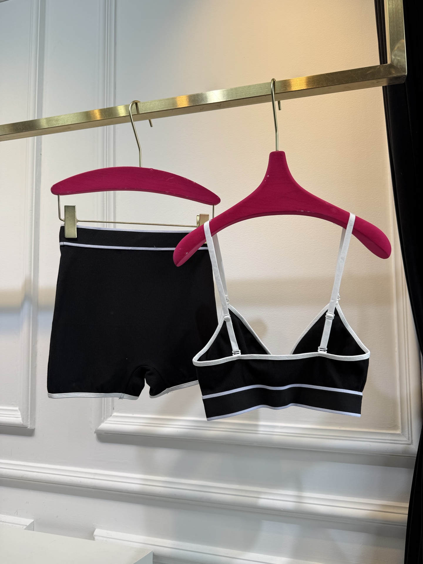 d&g运动套装
文胸➕短裤一套出，文胸含有胸垫，高弹布料
运动风的美式辣妹谁能不爱，推荐入手
sml，。