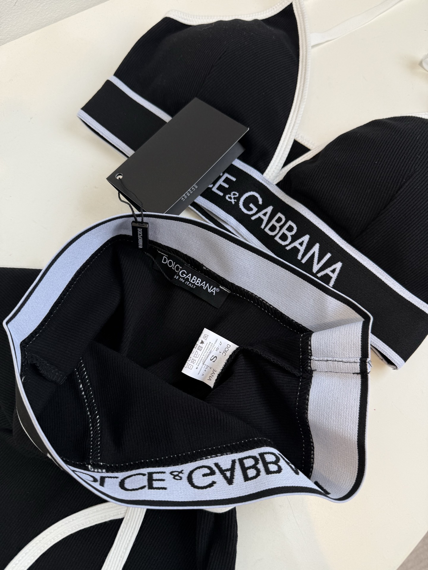 d&g运动套装
文胸➕短裤一套出，文胸含有胸垫，高弹布料
运动风的美式辣妹谁能不爱，推荐入手
sml，。