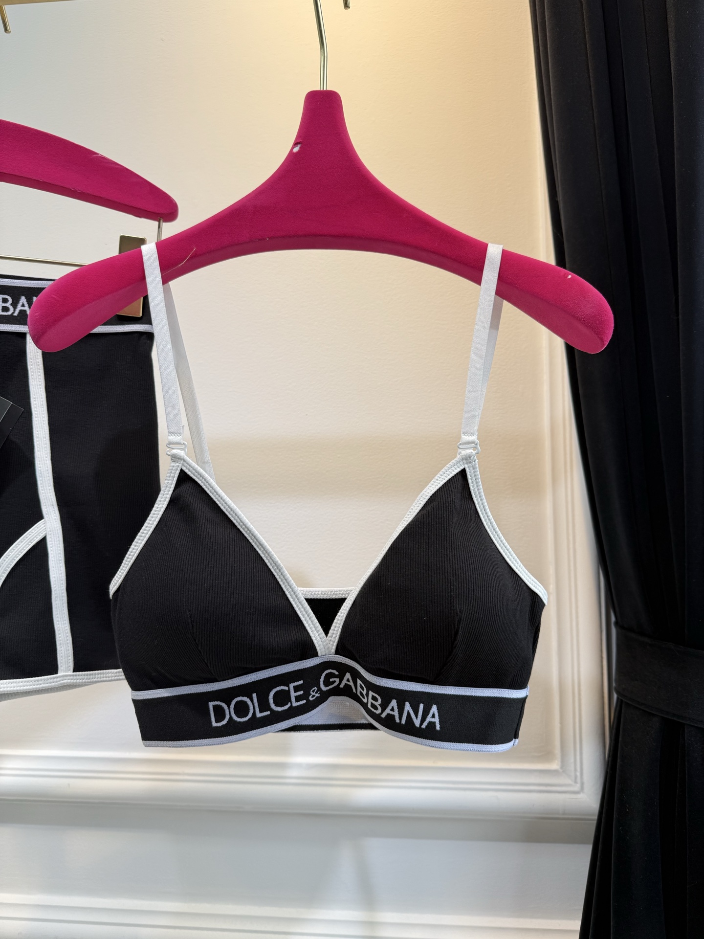 d&g运动套装
文胸➕短裤一套出，文胸含有胸垫，高弹布料
运动风的美式辣妹谁能不爱，推荐入手
sml，。