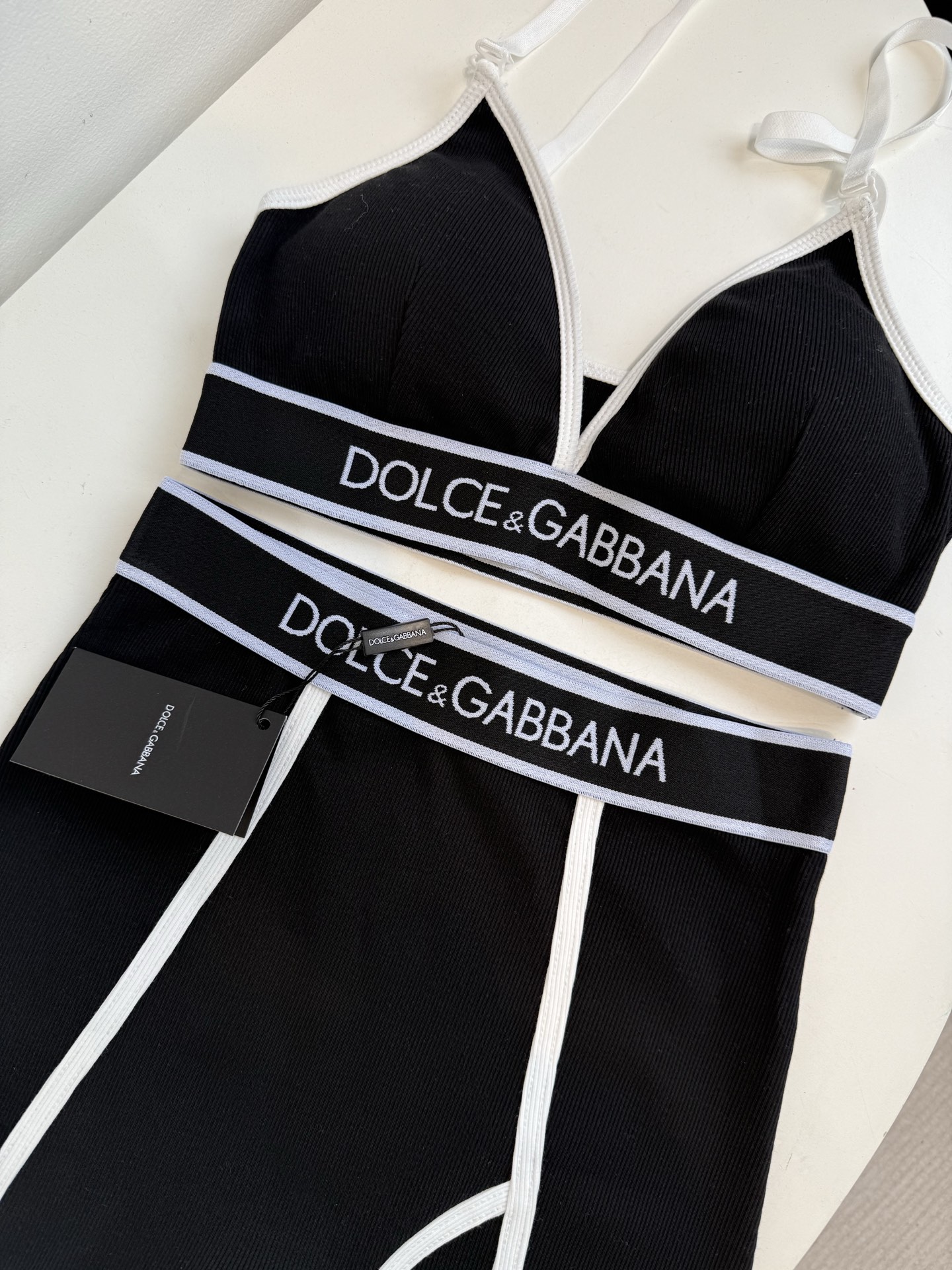 d&g运动套装
文胸➕短裤一套出，文胸含有胸垫，高弹布料
运动风的美式辣妹谁能不爱，推荐入手
sml，。