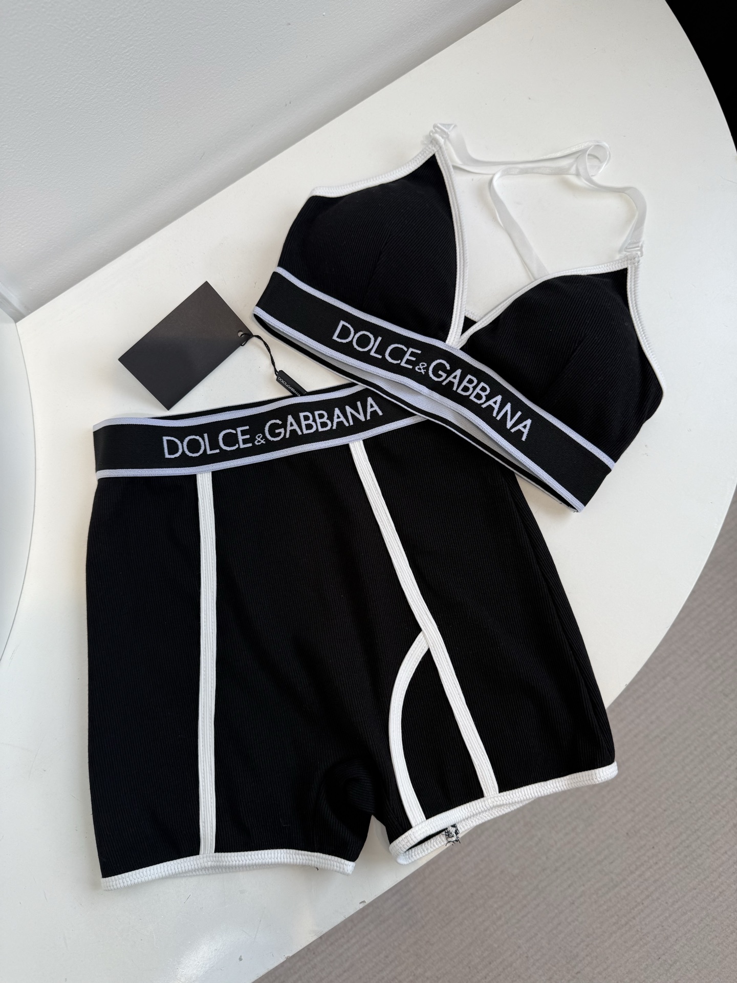 d&g运动套装
文胸➕短裤一套出，文胸含有胸垫，高弹布料
运动风的美式辣妹谁能不爱，推荐入手
sml，。