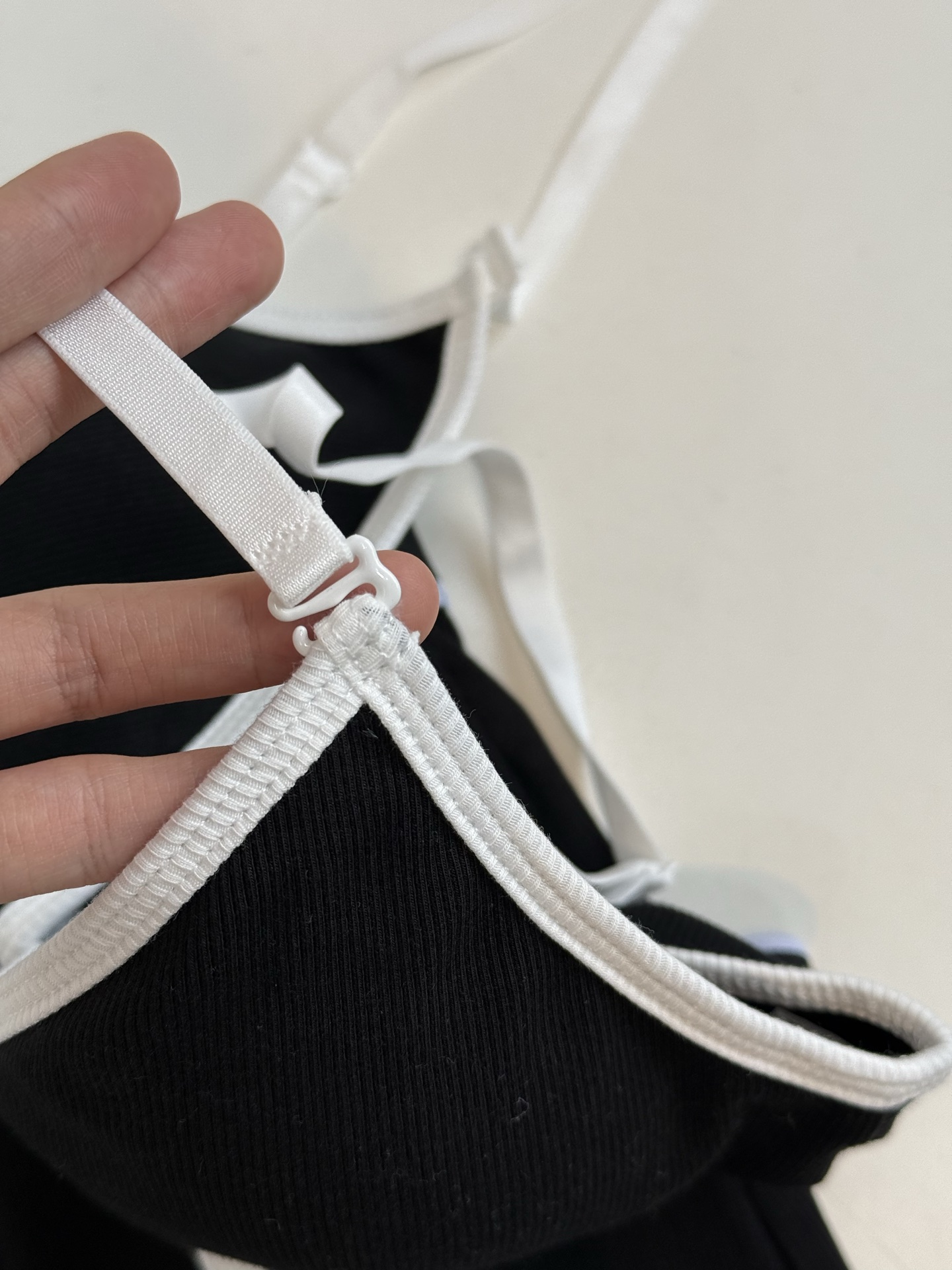 d&g运动套装
文胸➕短裤一套出，文胸含有胸垫，高弹布料
运动风的美式辣妹谁能不爱，推荐入手
sml，。