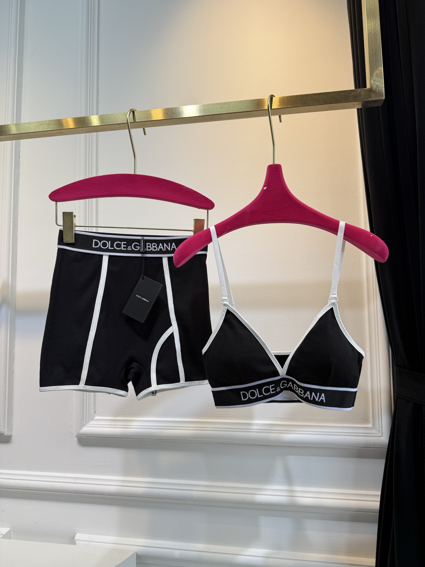 d&g运动套装
文胸➕短裤一套出，文胸含有胸垫，高弹布料
运动风的美式辣妹谁能不爱，推荐入手
sml，。