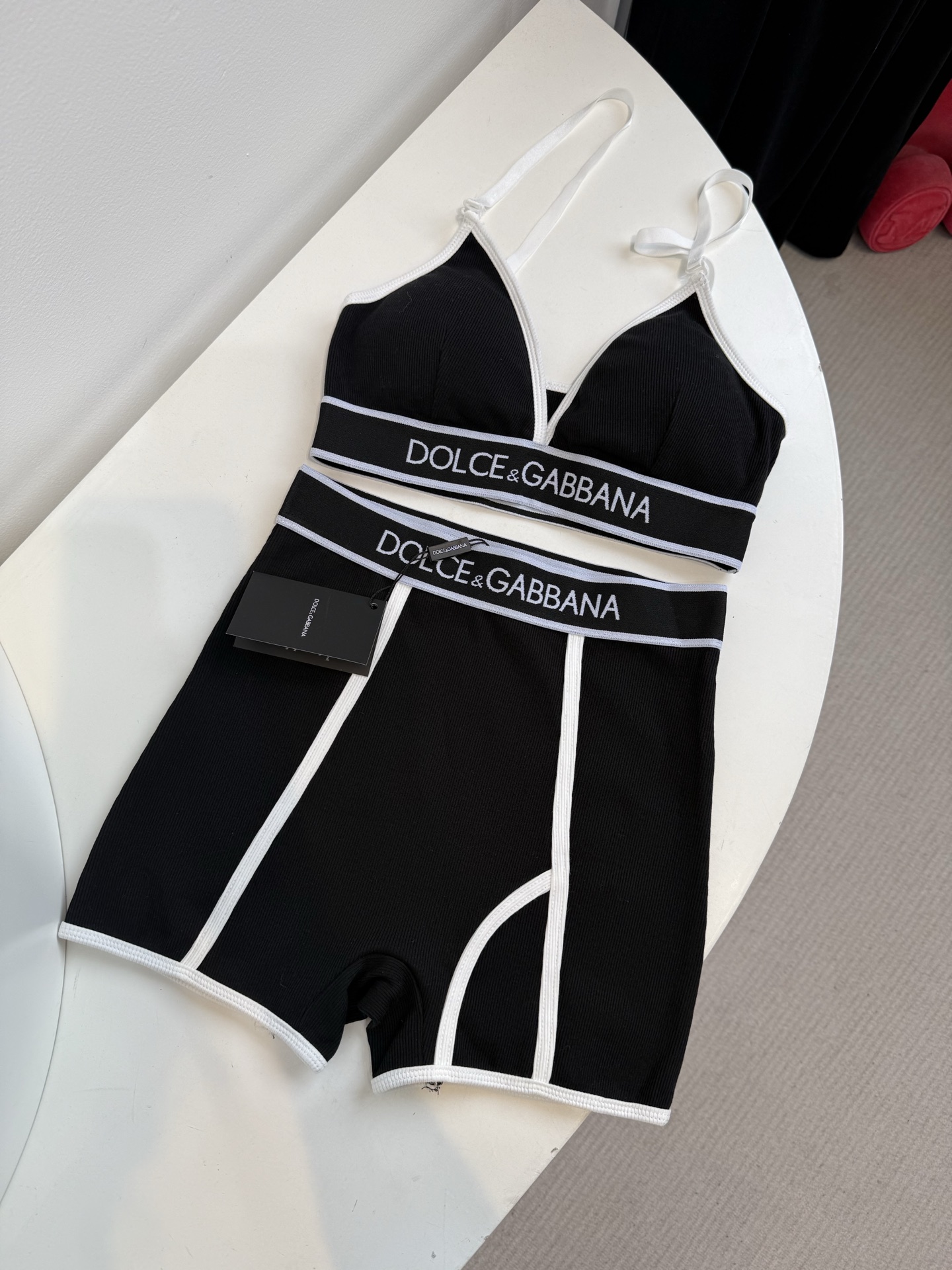 d&g运动套装
文胸➕短裤一套出，文胸含有胸垫，高弹布料
运动风的美式辣妹谁能不爱，推荐入手
sml，。