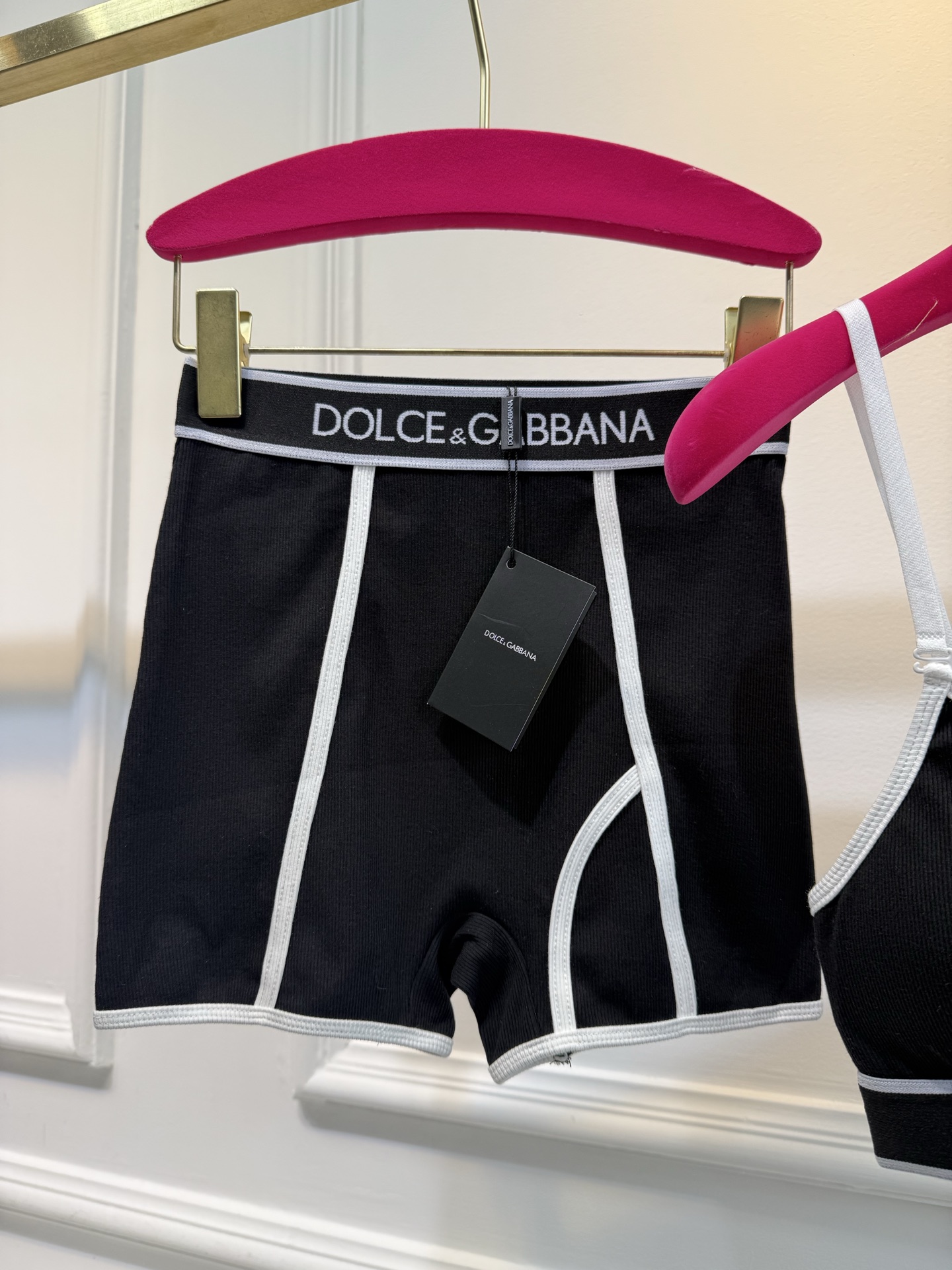 d&g运动套装
文胸➕短裤一套出，文胸含有胸垫，高弹布料
运动风的美式辣妹谁能不爱，推荐入手
sml，。