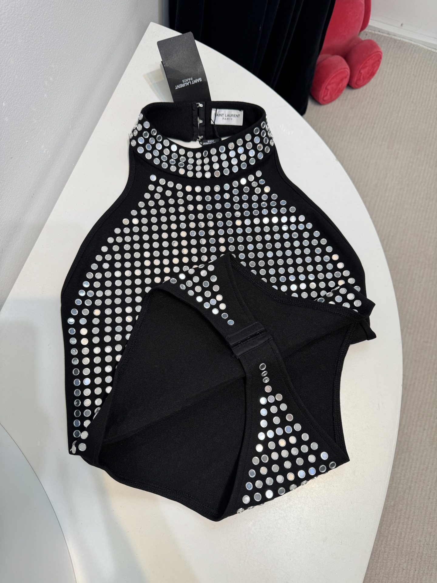 slP铆钉连体衣，铆钉设计一种简单却充满威慑力的元素，作为亚文化和反主流风格的重要装饰
整体铆钉点缀，高