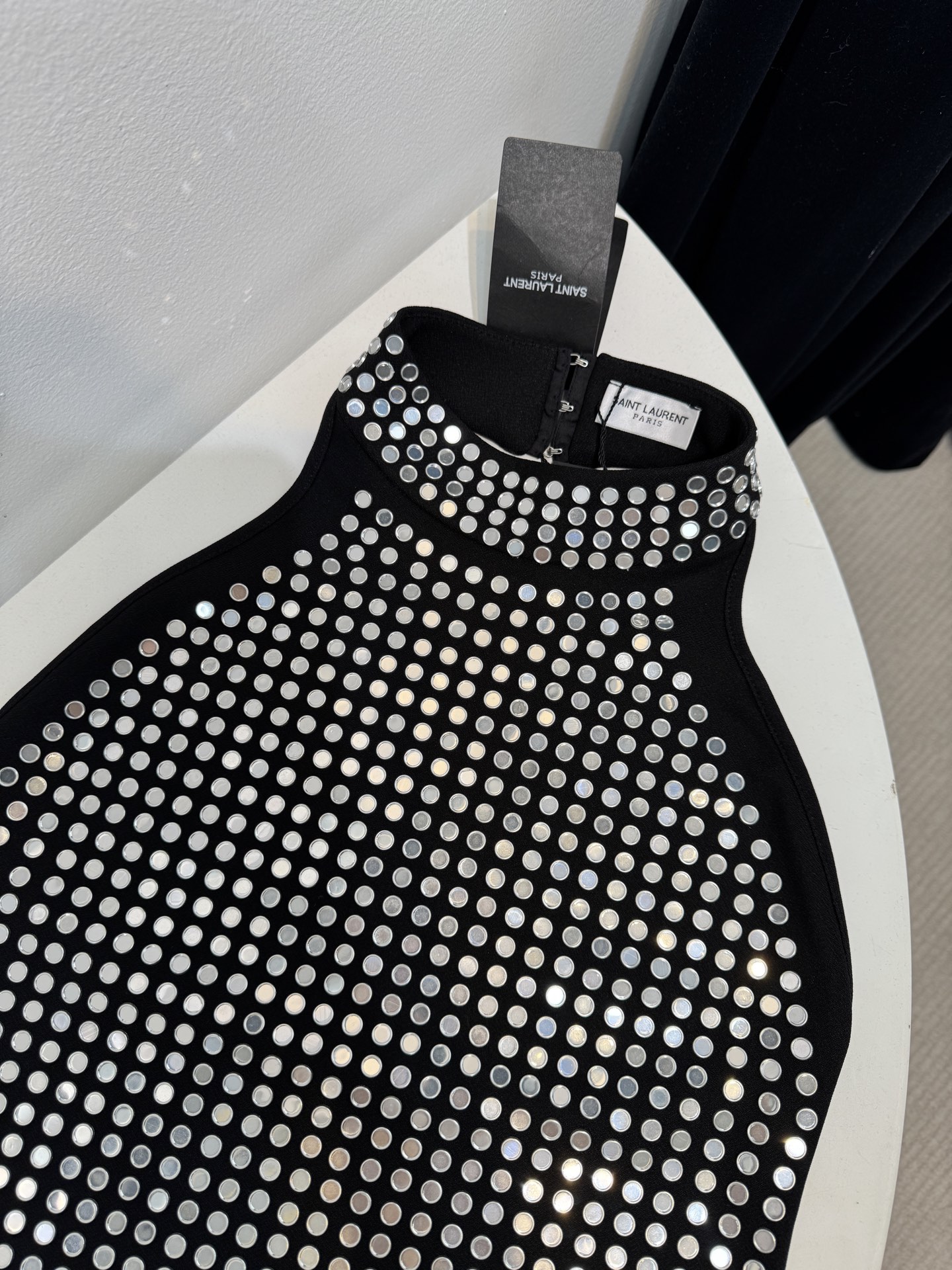 slP铆钉连体衣，铆钉设计一种简单却充满威慑力的元素，作为亚文化和反主流风格的重要装饰
整体铆钉点缀，高