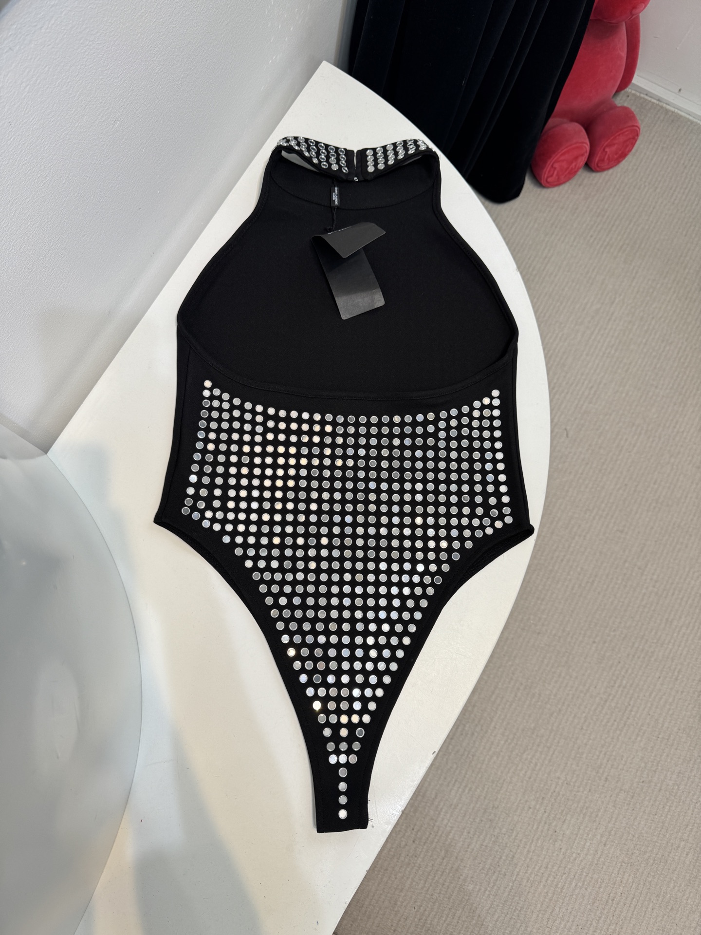 slP铆钉连体衣，铆钉设计一种简单却充满威慑力的元素，作为亚文化和反主流风格的重要装饰
整体铆钉点缀，高