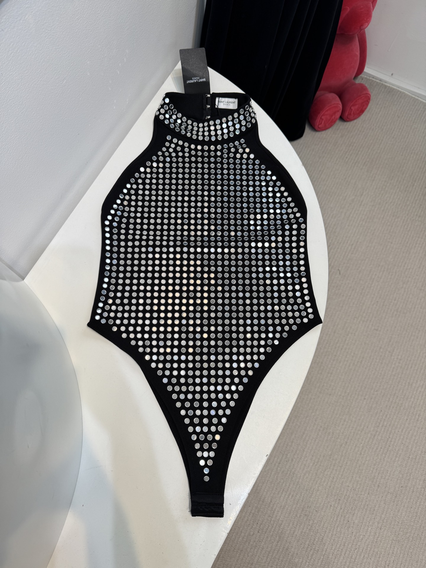 slP铆钉连体衣，铆钉设计一种简单却充满威慑力的元素，作为亚文化和反主流风格的重要装饰
整体铆钉点缀，高