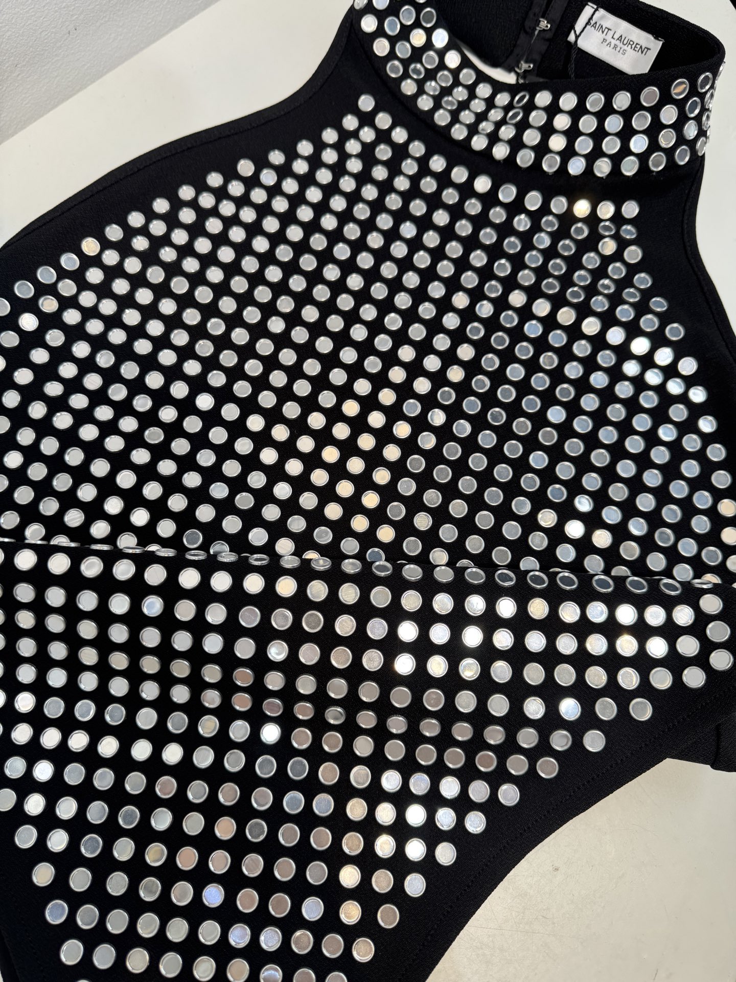 slP铆钉连体衣，铆钉设计一种简单却充满威慑力的元素，作为亚文化和反主流风格的重要装饰
整体铆钉点缀，高