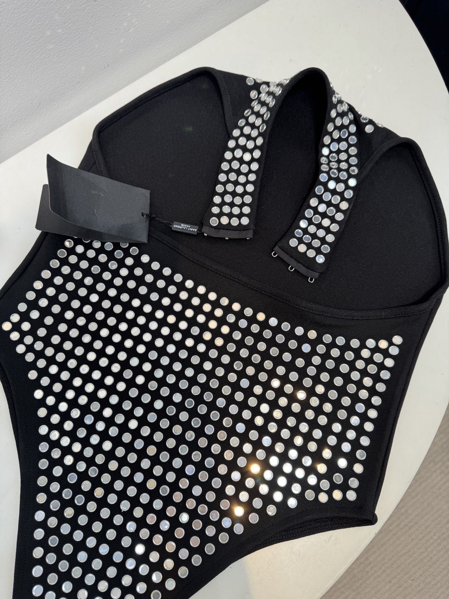 slP铆钉连体衣，铆钉设计一种简单却充满威慑力的元素，作为亚文化和反主流风格的重要装饰
整体铆钉点缀，高