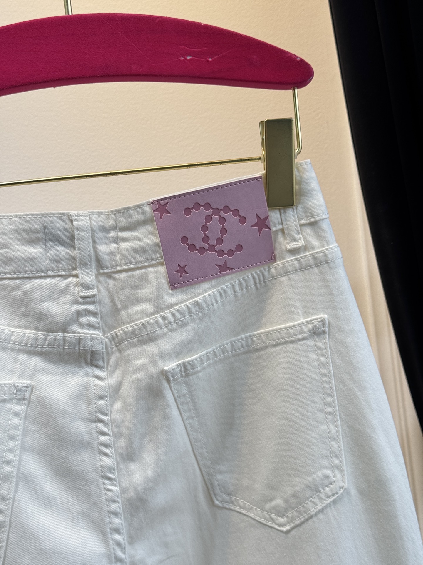 独家款原单品质，超薄牛仔棉，夏天穿无压力！！
chan*微喇刺绣镂空牛仔裤，漫画腿即视感高街时髦炸街神器