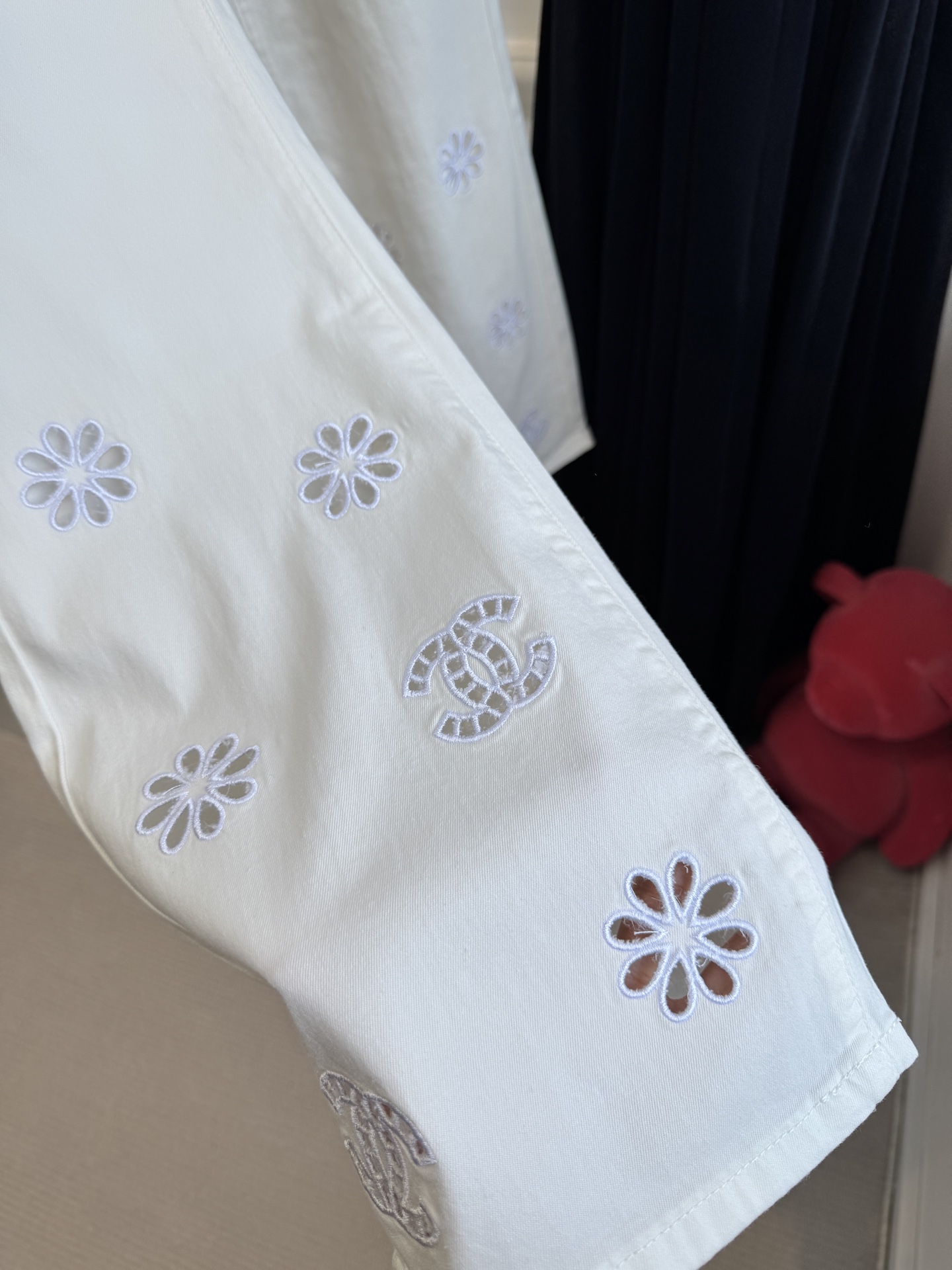 独家款原单品质，超薄牛仔棉，夏天穿无压力！！
chan*微喇刺绣镂空牛仔裤，漫画腿即视感高街时髦炸街神器