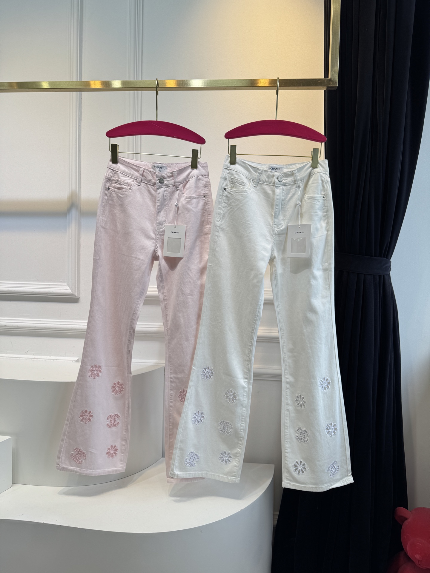 独家款原单品质，超薄牛仔棉，夏天穿无压力！！
chan*微喇刺绣镂空牛仔裤，漫画腿即视感高街时髦炸街神器