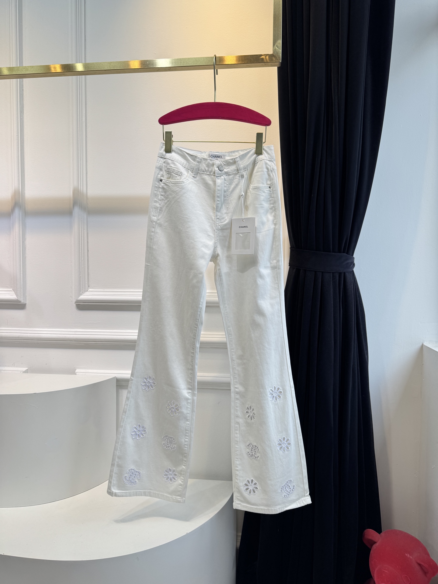 独家款原单品质，超薄牛仔棉，夏天穿无压力！！
chan*微喇刺绣镂空牛仔裤，漫画腿即视感高街时髦炸街神器