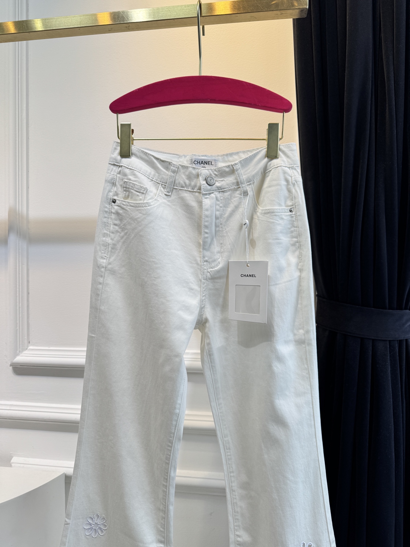 独家款原单品质，超薄牛仔棉，夏天穿无压力！！
chan*微喇刺绣镂空牛仔裤，漫画腿即视感高街时髦炸街神器