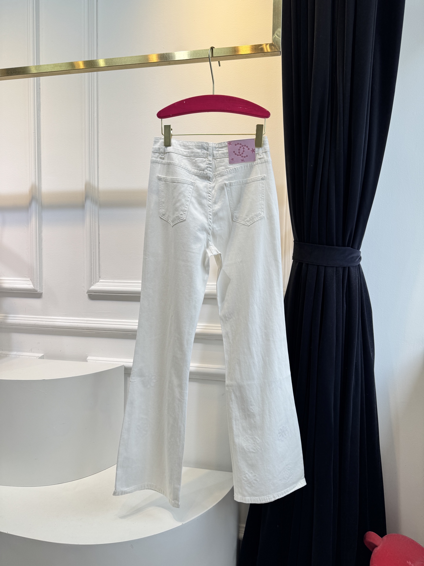 独家款原单品质，超薄牛仔棉，夏天穿无压力！！
chan*微喇刺绣镂空牛仔裤，漫画腿即视感高街时髦炸街神器