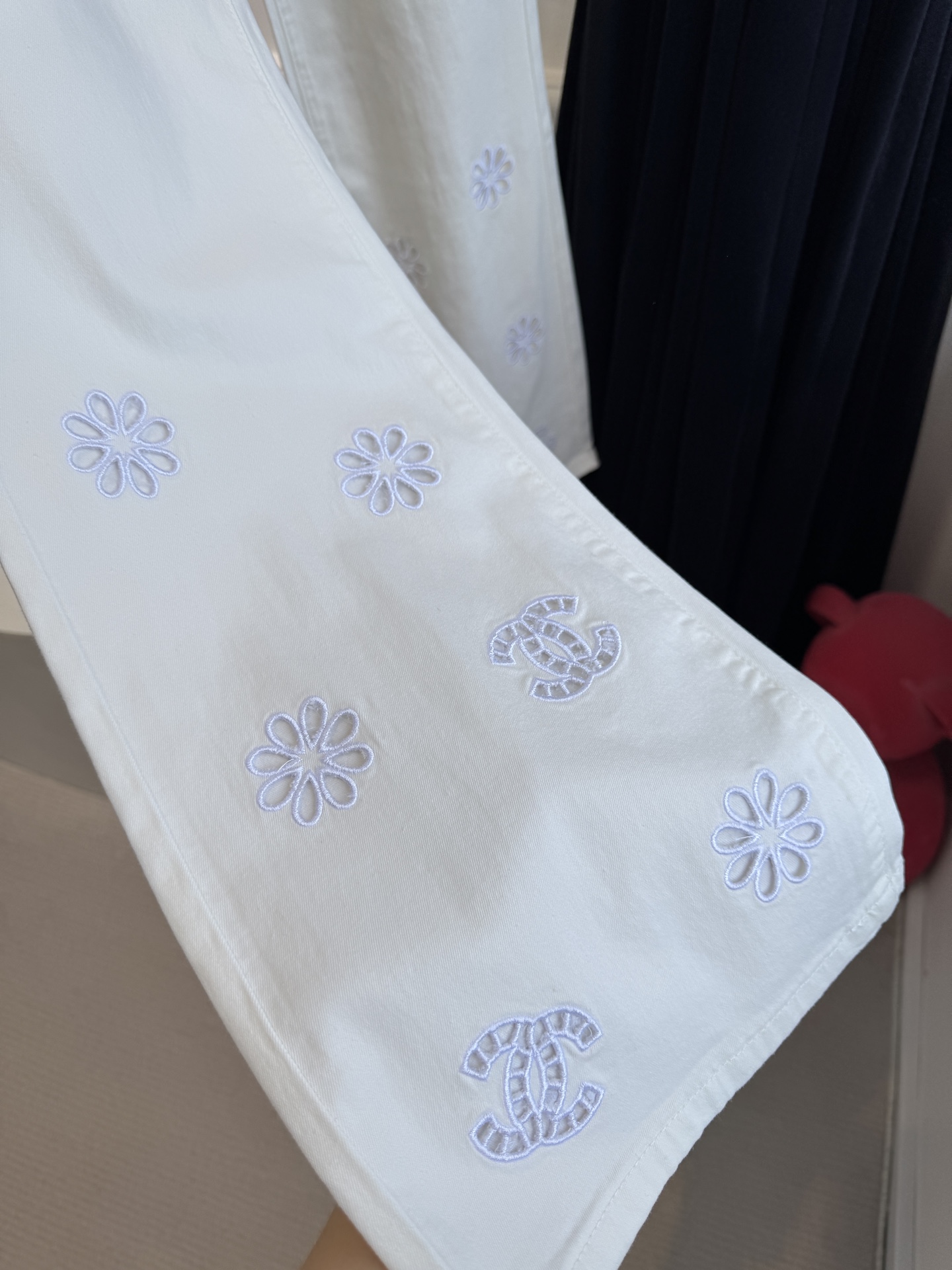 独家款原单品质，超薄牛仔棉，夏天穿无压力！！
chan*微喇刺绣镂空牛仔裤，漫画腿即视感高街时髦炸街神器