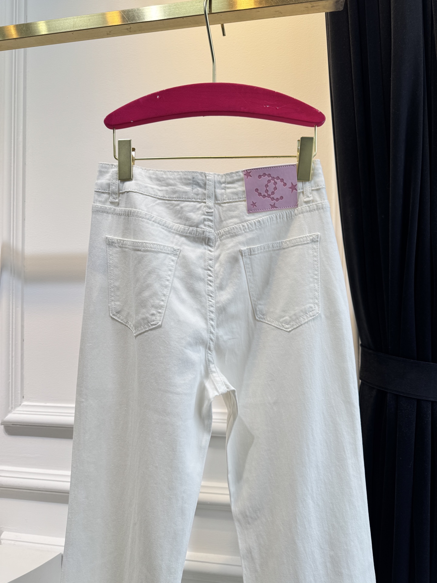 独家款原单品质，超薄牛仔棉，夏天穿无压力！！
chan*微喇刺绣镂空牛仔裤，漫画腿即视感高街时髦炸街神器