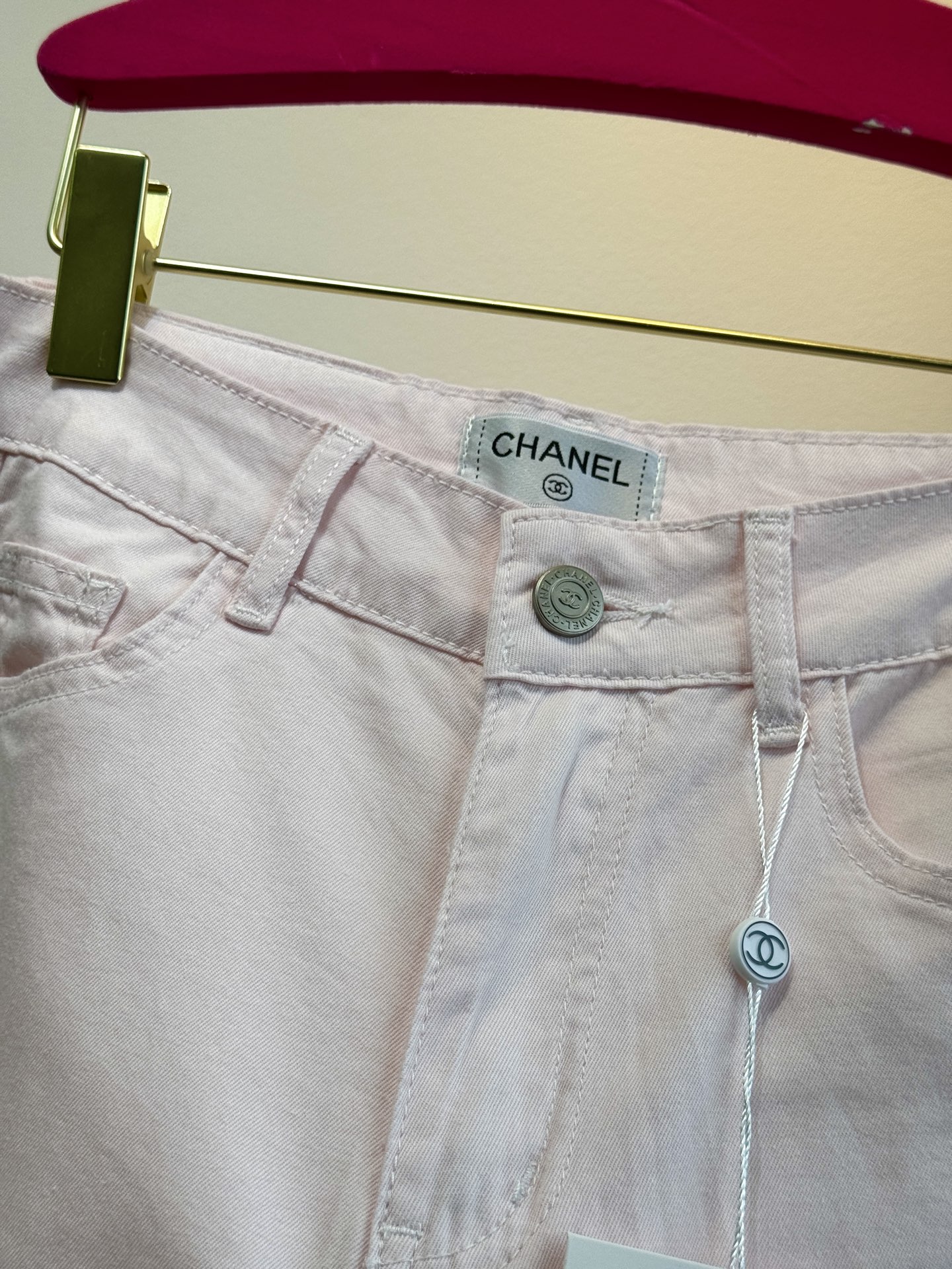 独家款原单品质，超薄牛仔棉，夏天穿无压力！！
chan*微喇刺绣镂空牛仔裤，漫画腿即视感高街时髦炸街神器