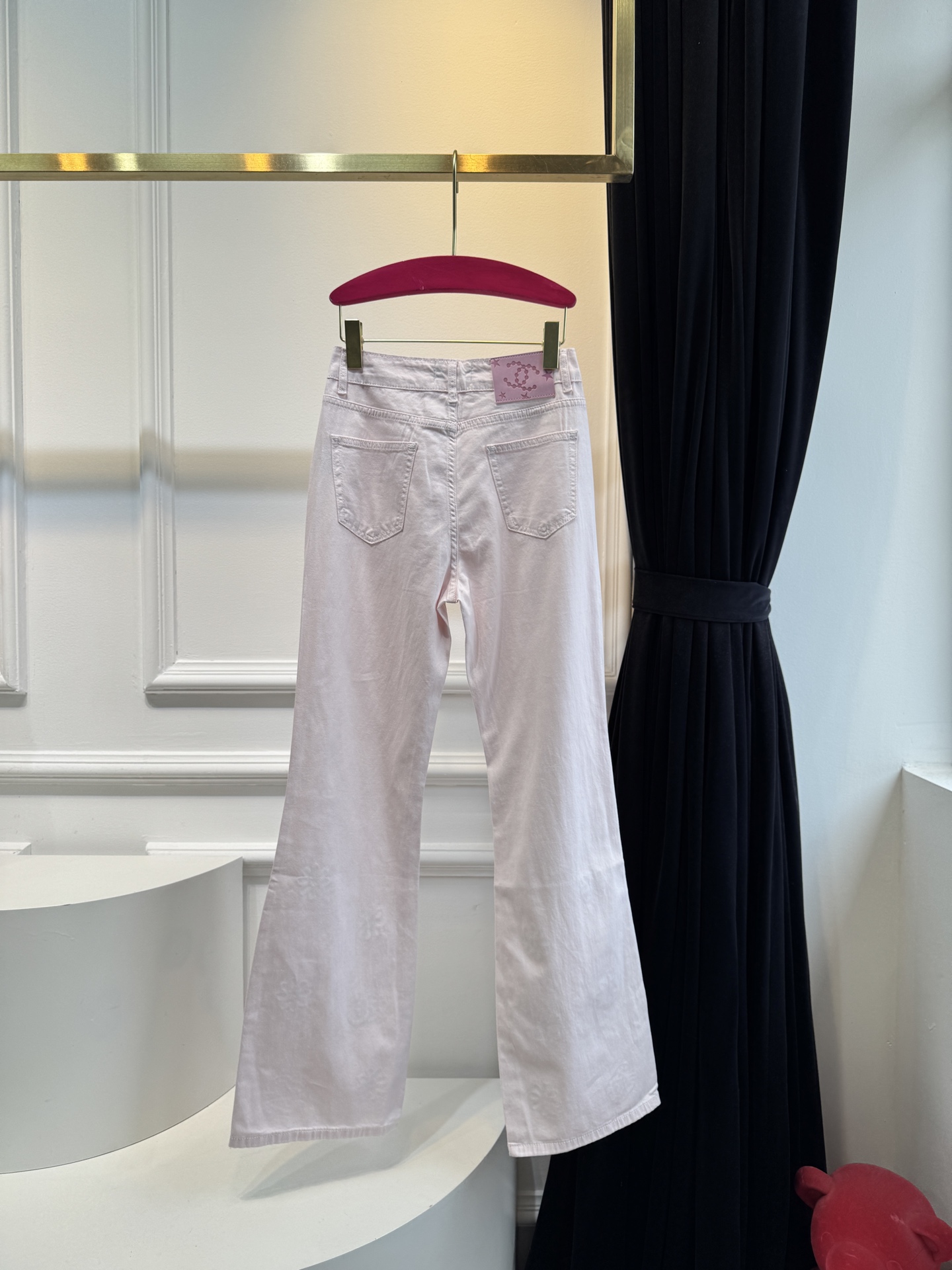 独家款原单品质，超薄牛仔棉，夏天穿无压力！！
chan*微喇刺绣镂空牛仔裤，漫画腿即视感高街时髦炸街神器