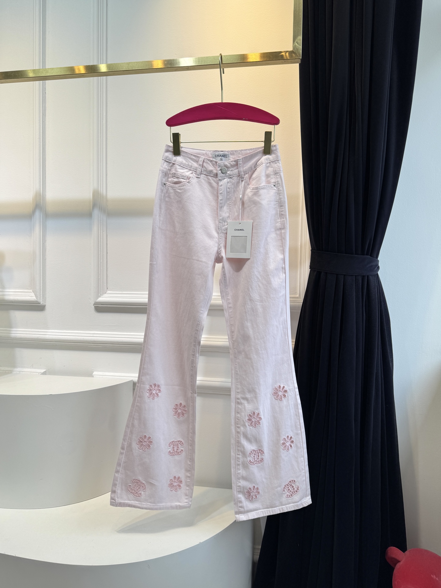 独家款原单品质，超薄牛仔棉，夏天穿无压力！！
chan*微喇刺绣镂空牛仔裤，漫画腿即视感高街时髦炸街神器