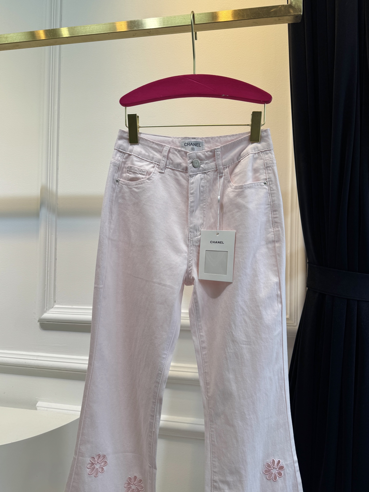 独家款原单品质，超薄牛仔棉，夏天穿无压力！！
chan*微喇刺绣镂空牛仔裤，漫画腿即视感高街时髦炸街神器