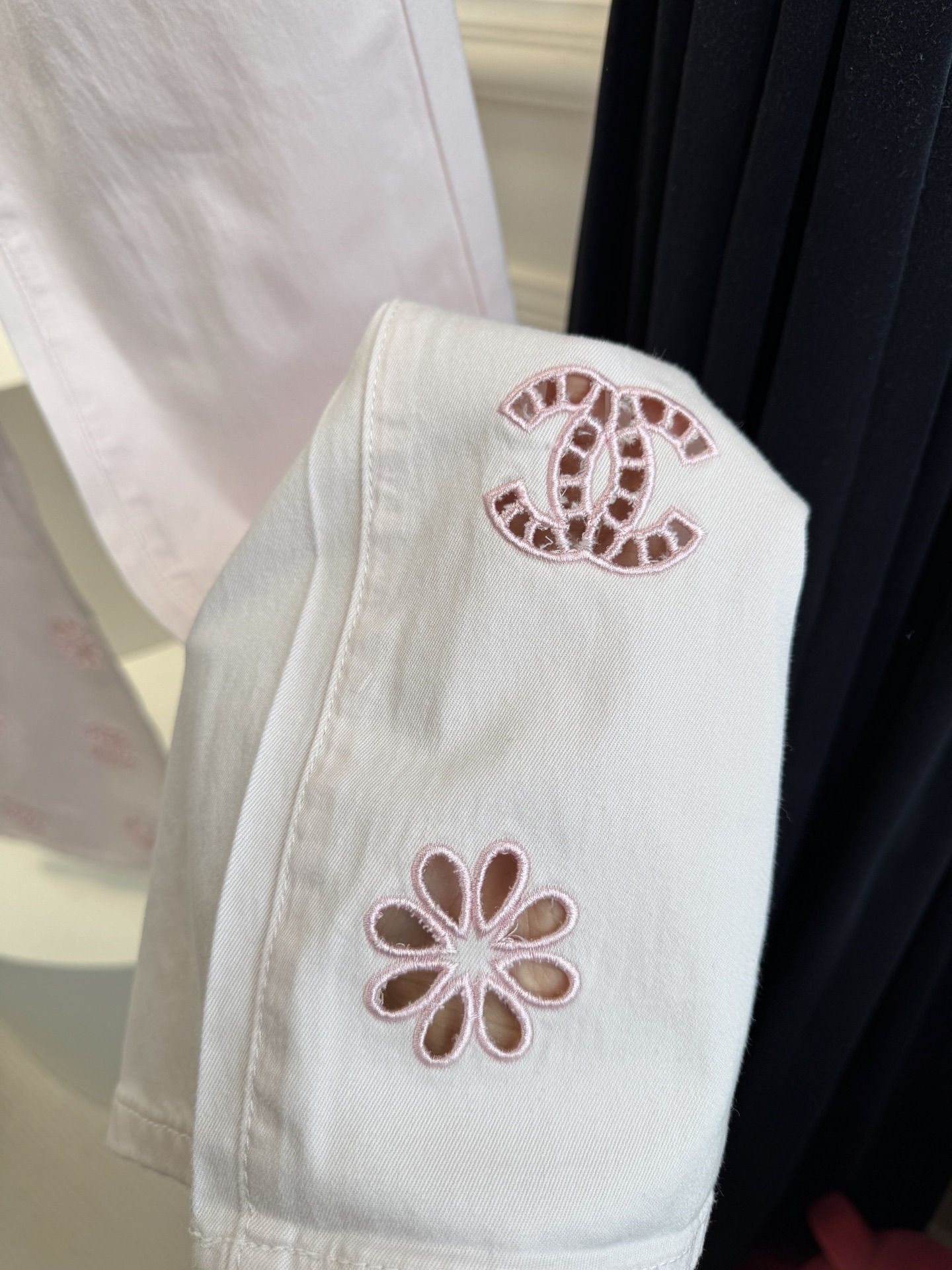 独家款原单品质，超薄牛仔棉，夏天穿无压力！！
chan*微喇刺绣镂空牛仔裤，漫画腿即视感高街时髦炸街神器