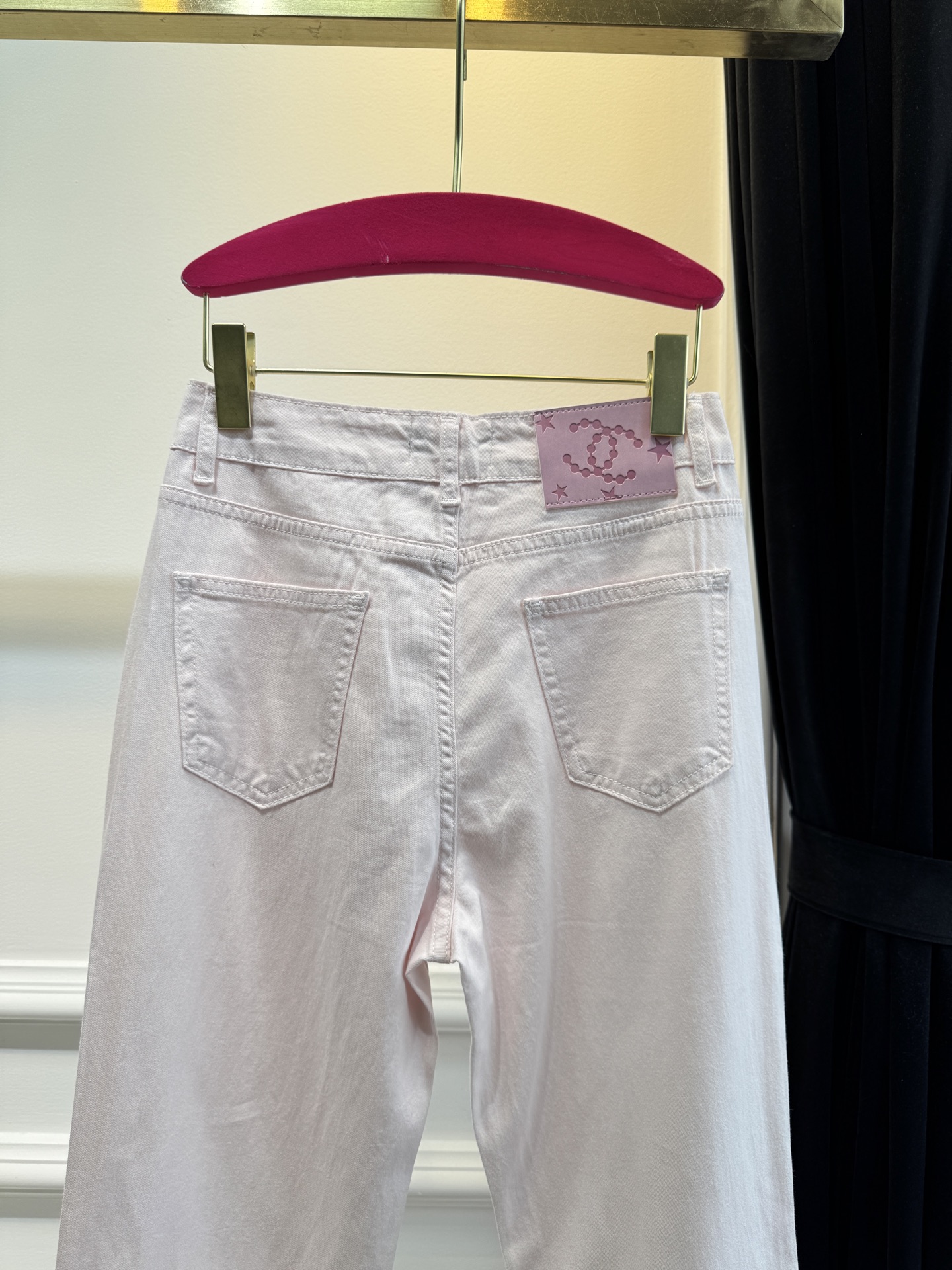 独家款原单品质，超薄牛仔棉，夏天穿无压力！！
chan*微喇刺绣镂空牛仔裤，漫画腿即视感高街时髦炸街神器