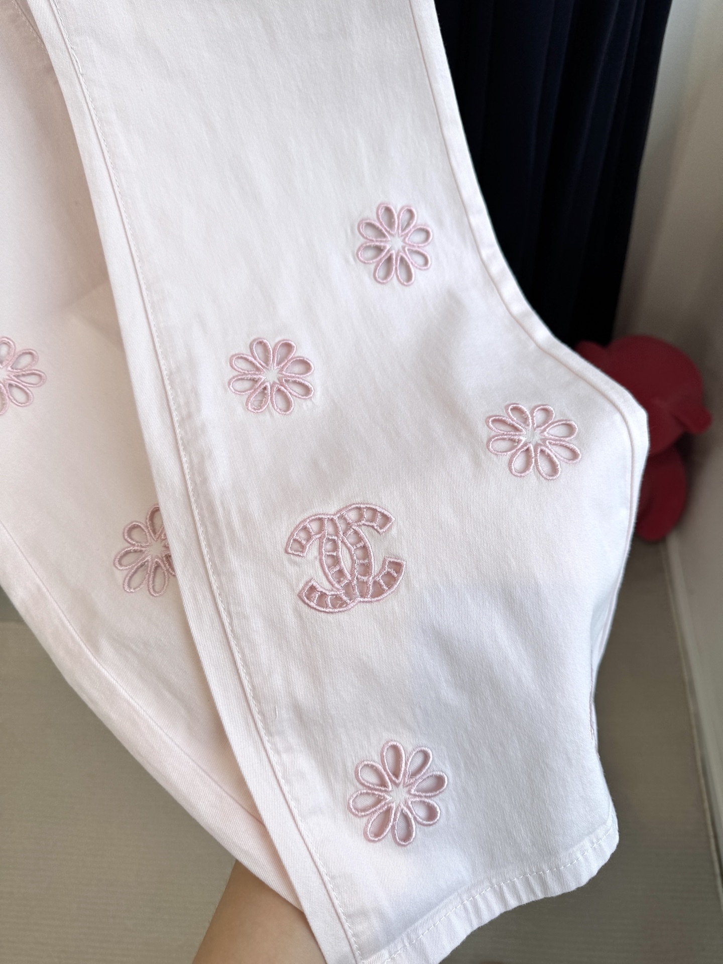 独家款原单品质，超薄牛仔棉，夏天穿无压力！！
chan*微喇刺绣镂空牛仔裤，漫画腿即视感高街时髦炸街神器